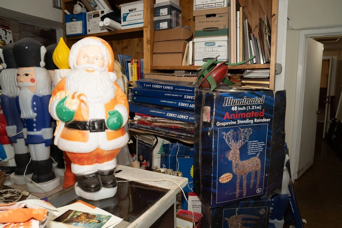 Deck the halls with holiday charm that gives back. At Joining Hands Benefit Shop, you&rsquo;ll find one-of-a-kind d&eacute;cor, vintage treasures, and festive accents that make your home sparkle with personality and purpose. Each item tells its own s