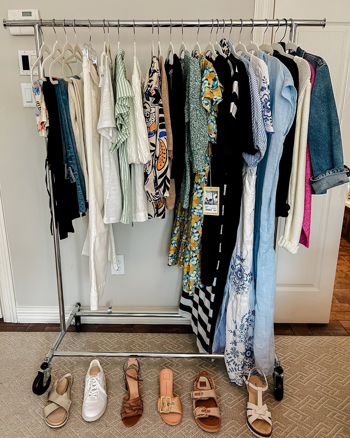Styling Session - packing edition for today&rsquo;s client. This is more than she needs for her upcoming trip to Italy, but we like options 😊 We stuck to a color palette of white/cream, navy/blue, black and a few pops of color. We&rsquo;ve got two b