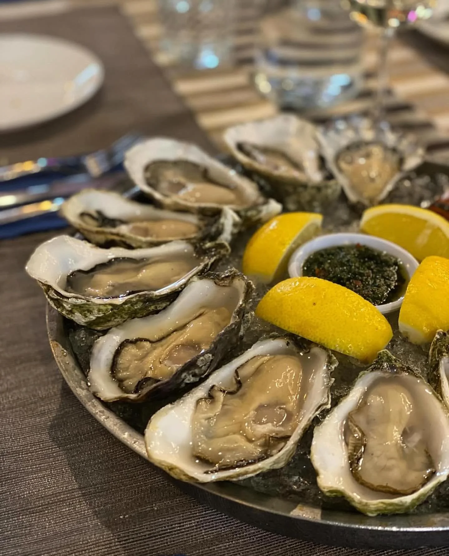 Fresh, plump, and served on ice! 🍋🦪 Dive into a plate of our finest oysters at Heap Seng At 29. Perfect for indulging in life&rsquo;s little luxuries. 

📸Xy_jang606

#heapseng29 #weekendvibes #chinastreet #goodfood #restaurantlife #eatwell #livewe