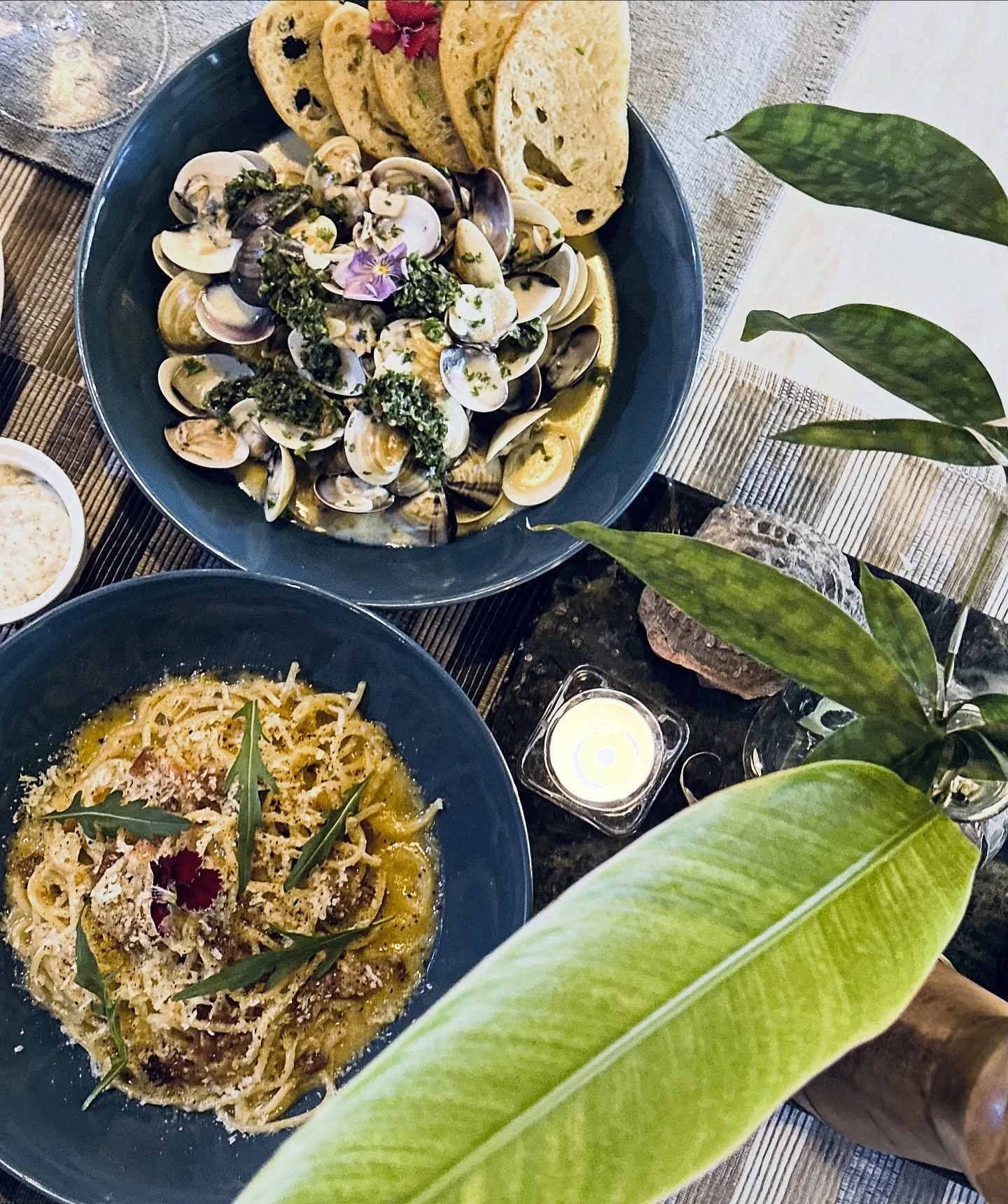 We are not just an oyster bar! We have a full menu, ranging from healthy salads, zesty tacos, creamy pastas all the way to juicy steaks. At Heap Seng we strive to create a menu where we can satisfy all tastebuds! 🥩 🍷 

#heapseng #georgetown #penang