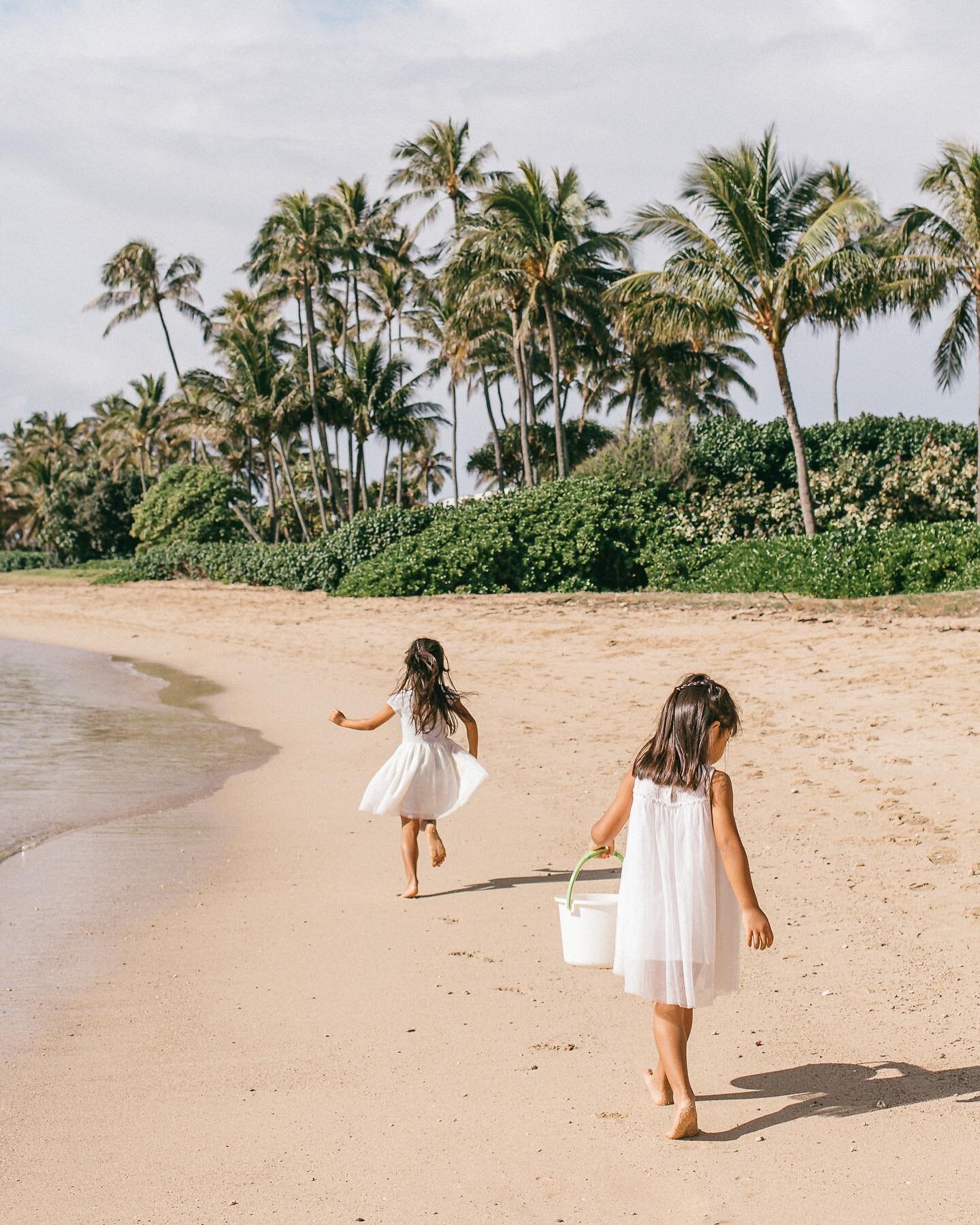 Family photos are so much fun to shoot. Especially when I get to follow their adventure to collect goodies on the beach for a school project👭✏️🌴
Thank you @khoilelieu for letting me be a part of this exploit✨
・
・
・
📸: @ayumiworks_  @ayumiworksphot