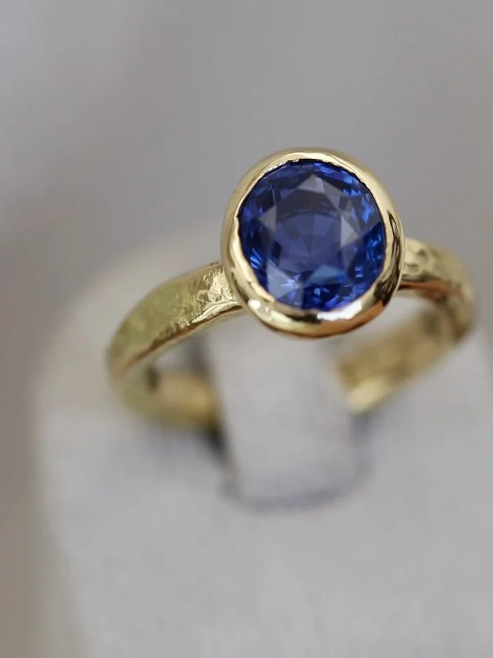 Ceylon Sapphire &amp; Molten Gold | 21st Birthday Ring 💙

Twenty-one years ago, my client found this Ceylon sapphire in Sri Lanka and held onto it, knowing one day it would become something special for her daughter&rsquo;s 21st birthday.

The 18ct g