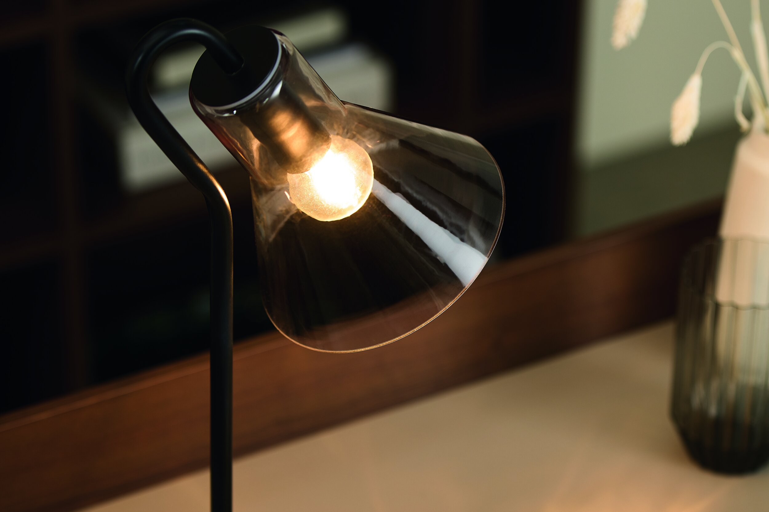 TLPLEN002BLK-UK_Lens-Table-Light-Black-Smoke-Glass_LB03_LD_PR.jpg
