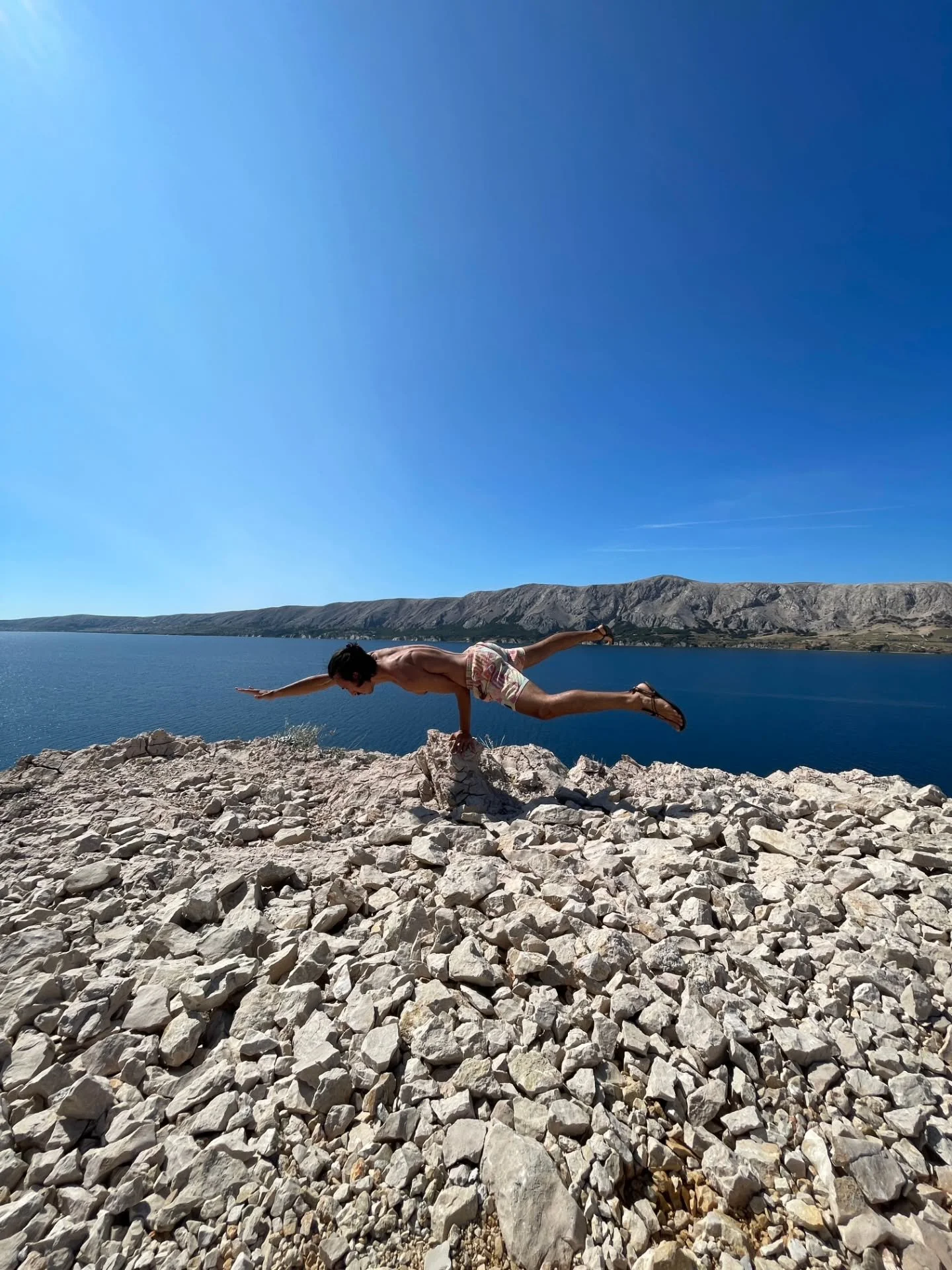 Vse pride.
Vse gre.
In vse ves čas je.
Metre pod vodo sem s polnimi pljuči opazoval gladino vode. Žarke, ki so se prebijali in bežno osvetljevali dno. In za trenutek samo bil.
Dokler me ni prešinila misel "jutri bi se spet potapljal&quo