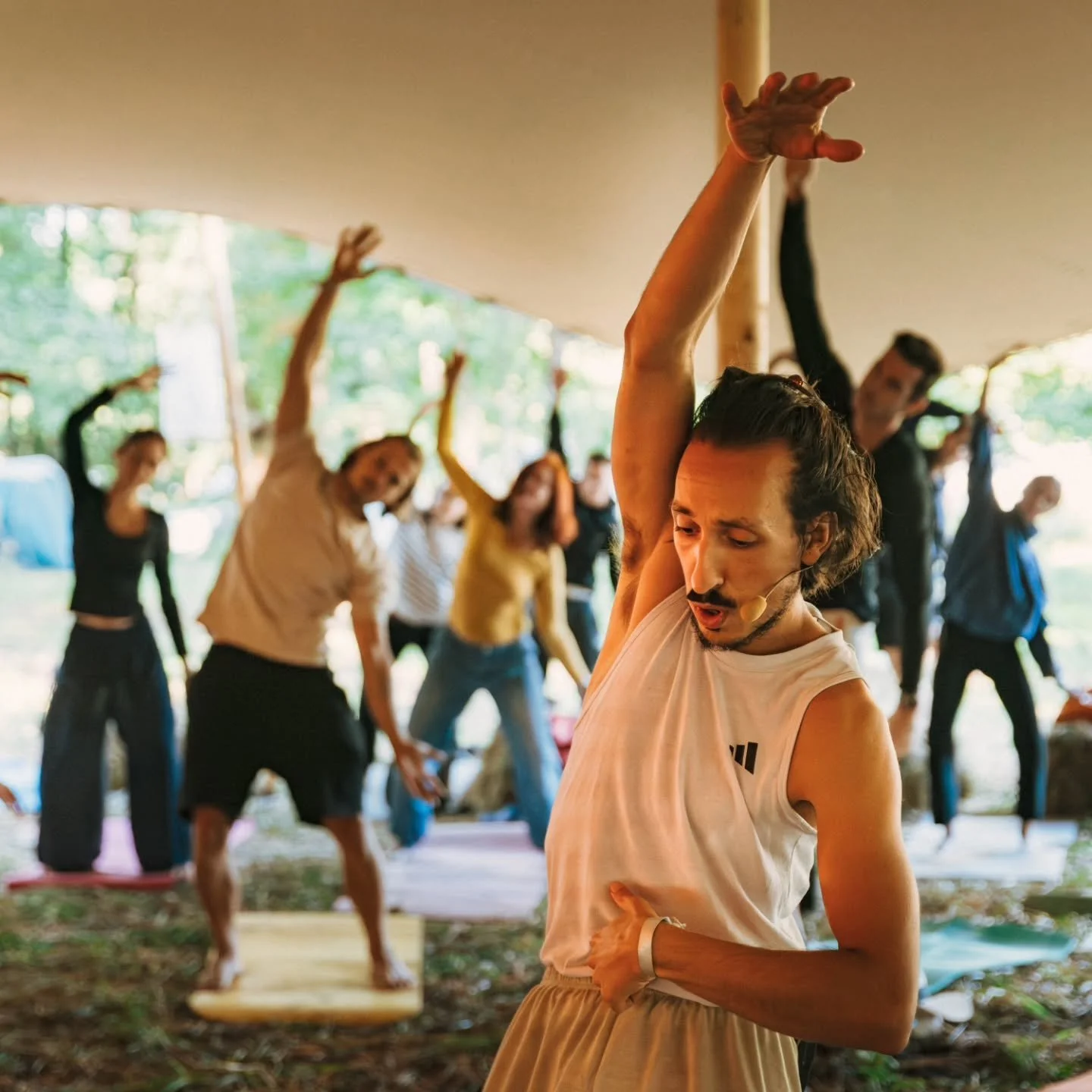 Pred tremi leti sem zvečer sedel v dnevni sobi, z eno mislijo v glavi:
"Tega ne morem početi, ko bom star 50."
Na videz sem počel nekaj, kar me veseli. Delal sem na televiziji, montiral šove, bil “v kreativnem poslu”. V