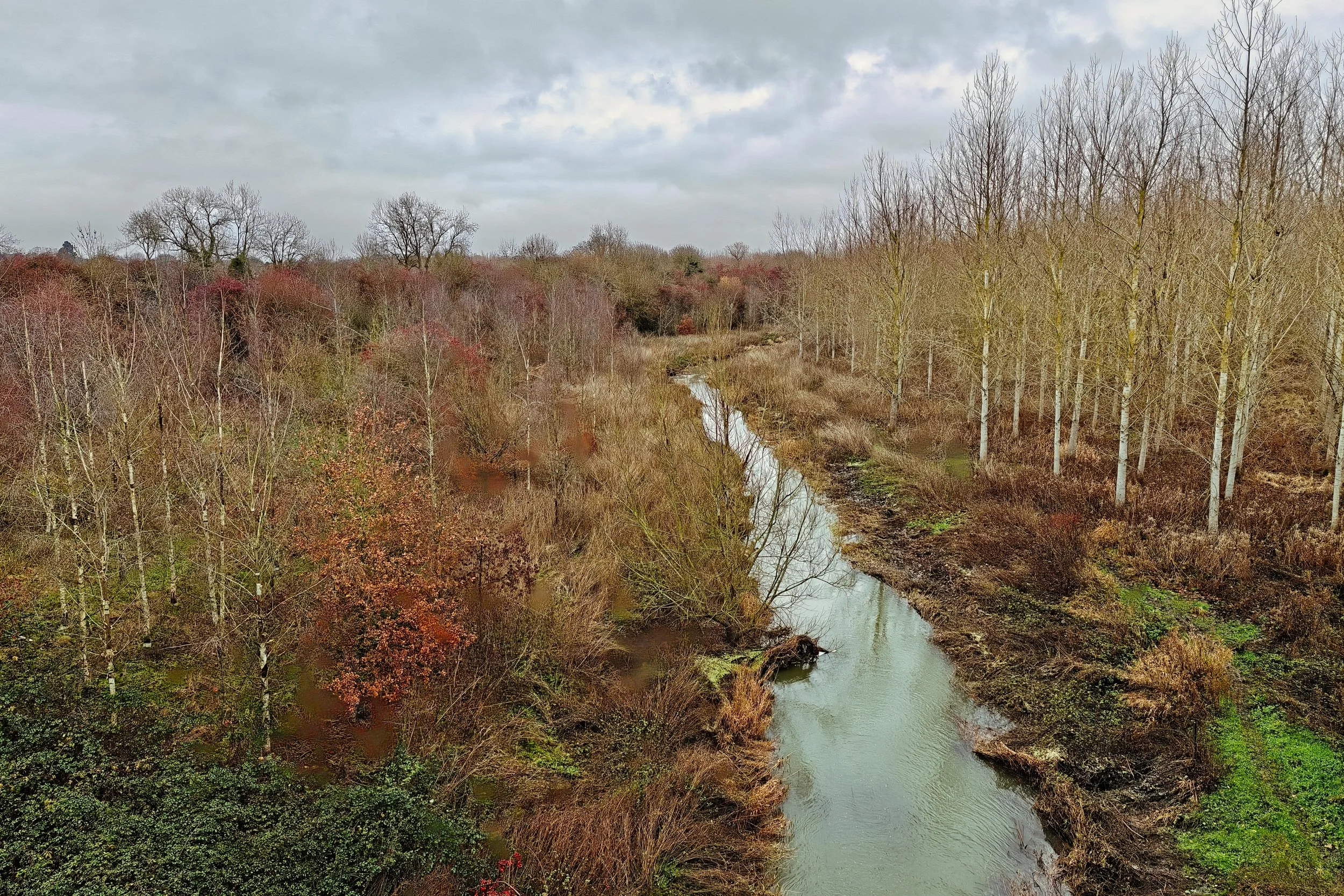 River Itchen meandering through the Warwickshire countryside in the colours of autumn