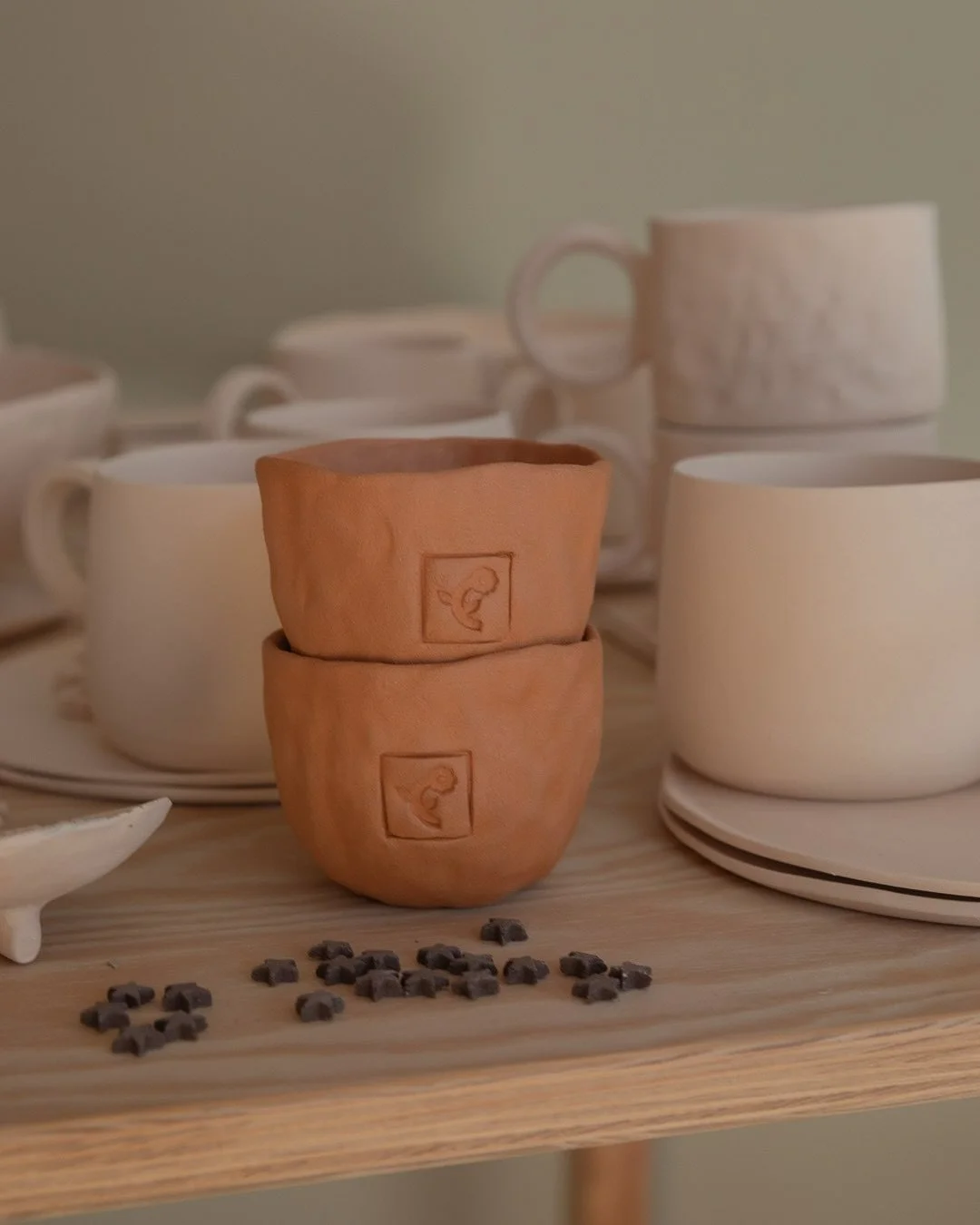 A arxila, despois do lume. 🔥
Un intre de calma antes do seguinte forno. ☁️

*
La arcilla, despu&eacute;s del fuego. 🔥
Un momento de calma antes del siguiente horno. ☁️

#cer&aacute;micaartesanal #tallerdecer&aacute;mica #ceramicprocess #hechoamano 