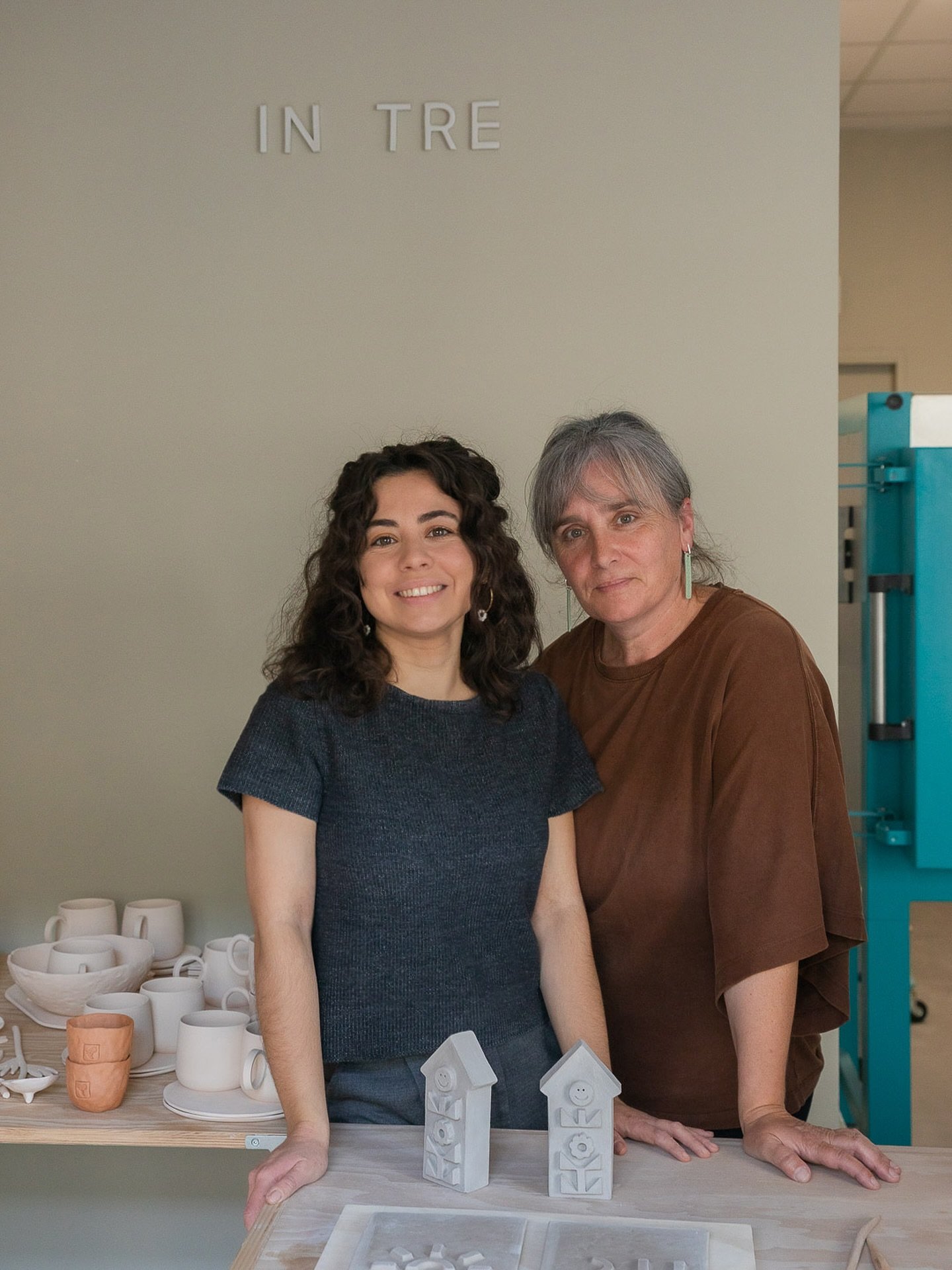 En Intre cremos que as mans contan historias.

Somos Tania e Isela, e xuntas damos forma a este pequeno obradoiro de cer&aacute;mica no rural galego.

⚘ Tania, fundadora e dese&ntilde;adora, busca a beleza no sinxelo e o equilibrio entre a forma e a 