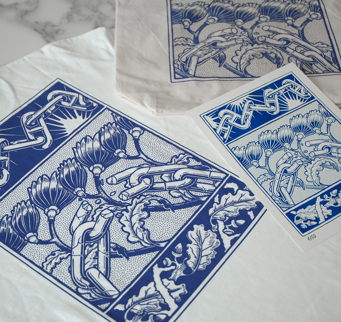 Vue rapprochée d'une collection textile et art print par Shane Hello. La photo présente un t-shirt en coton blanc, un tote bag en toile beige et un tirage d'art numéroté (1/50), tous imprimés d'une sérigraphie bleu cobalt. L'illustration d'inspiratio