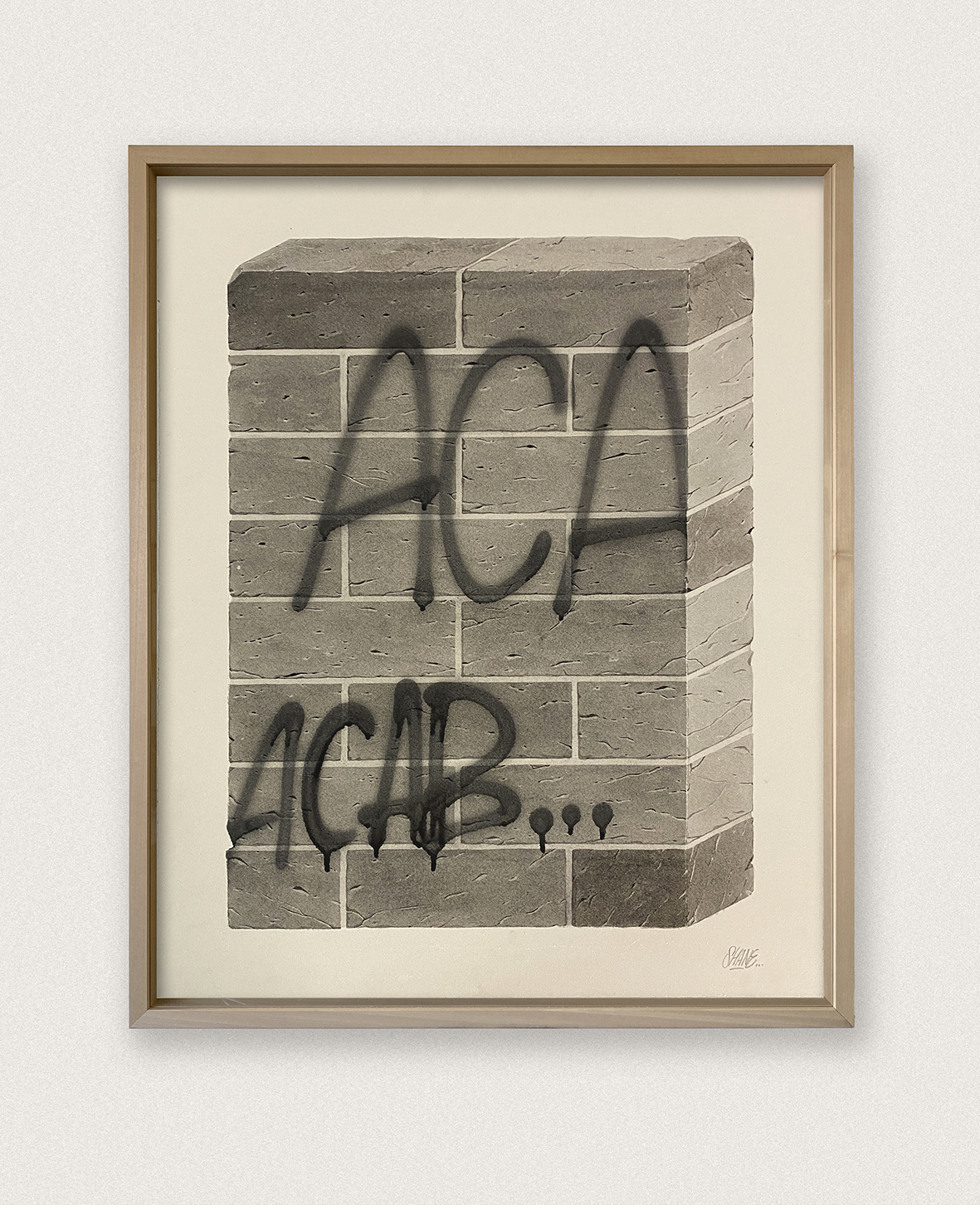 Dessin en noir et blanc encadré par Shane Hello, représentant un bloc de mur en briques en relief sur fond clair. Le mur porte deux tags à la bombe noire avec coulures : l'un indiquant « ACAB » en haut et l'autre « ACAB... » en bas. Œuvre d'art conte
