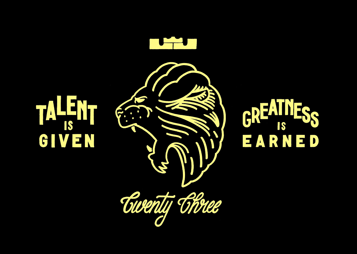 Visuel typographique et graphique jaune clair sur fond noir réalisé par l'illustrateur Shane Hello. Au centre, une tête de lion rugissant surmontée du logo couronne de LeBron James par Nike. De chaque côté figure l'inscription "TALENT IS GIVEN / GREA