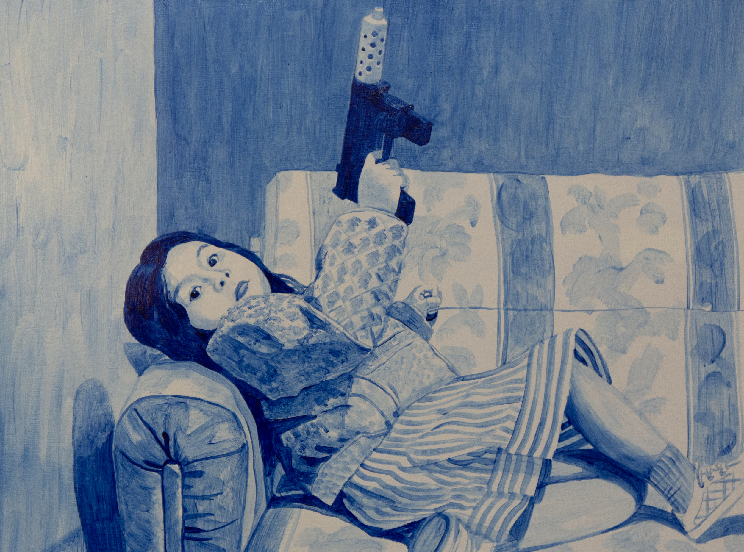 Peinture à l'acrylique en camaïeu de bleus sur toile par l'artiste Shane Hello. L'œuvre représente une fillette allongée sur un canapé à motifs floraux, vêtue d'une robe rayée et brandissant vers le haut un pistolet-mitrailleur (style Uzi ou arme fac