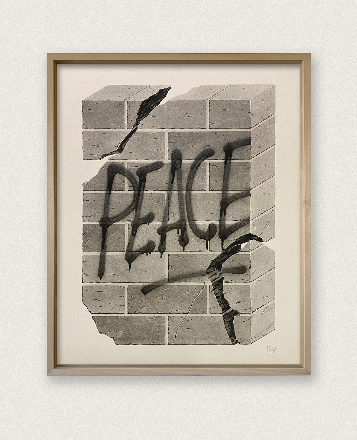 Dessin en noir et blanc encadré par l'artiste Shane Hello, représentant une section de mur en briques grises fissuré et brisé en relief. Le mot « PEACE » y est tagué à la peinture noire avec des coulures visibles. L'illustration est présentée dans un