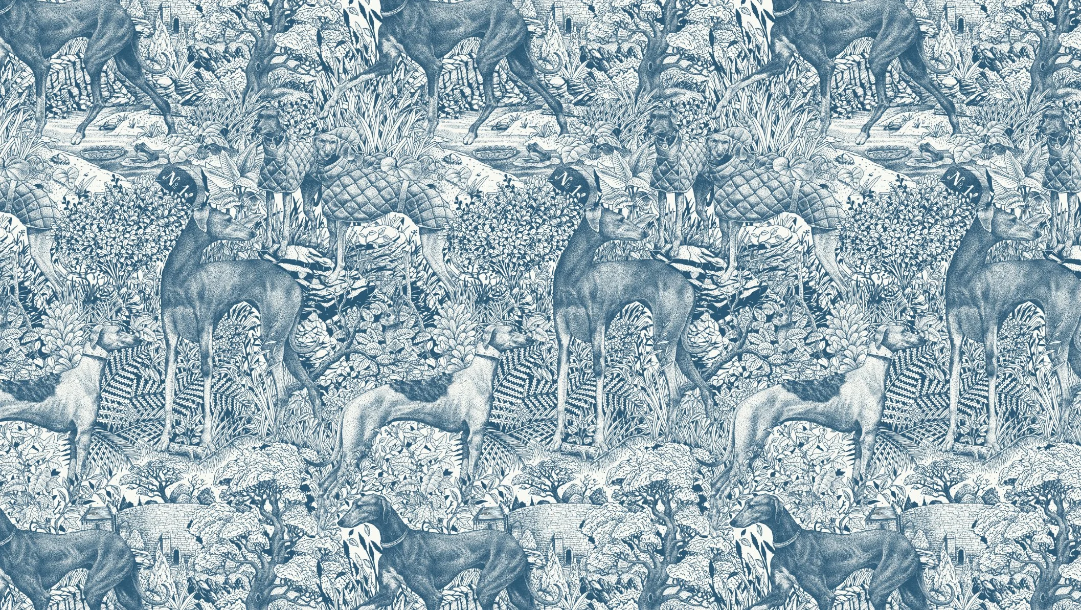 Motif réitéré de tissu style Toile de Jouy en bleu monochrome, représentant des lévriers dans un paysage de campagne avec de la végétation et des maisons rurales. Un design élégant et classique pour la décoration intérieure.
