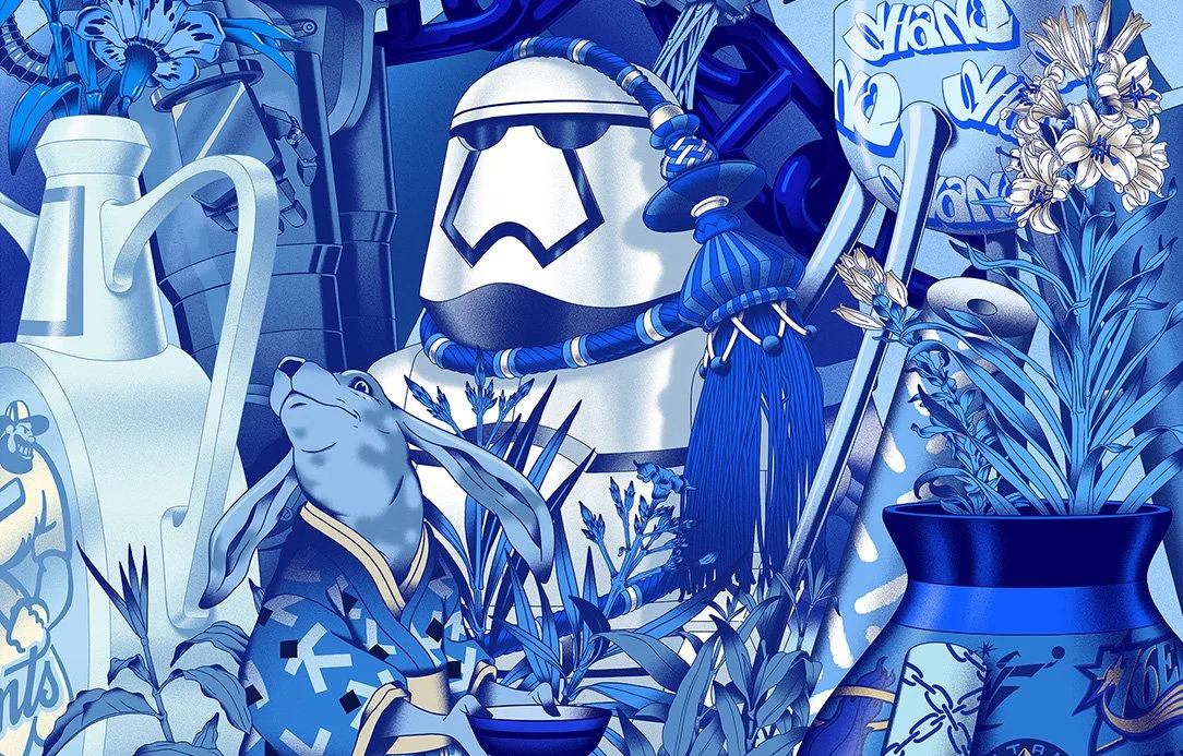 Gros plan sur une murale bleu monochrome avec un casque de style Stormtrooper avec pompon, un lapin en kimono, des vases de fleurs et des éléments mécaniques.