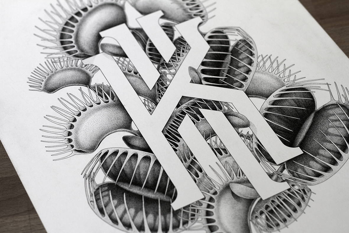 Vue en angle d'un dessin sur papier réalisé par l'artiste Shane Hello. L'illustration en pointillisme (dotwork) noir et blanc représente le logo monogramme de Kyrie Irving (KI) découpé en blanc, superposé à un réseau complexe de pièges de plantes car