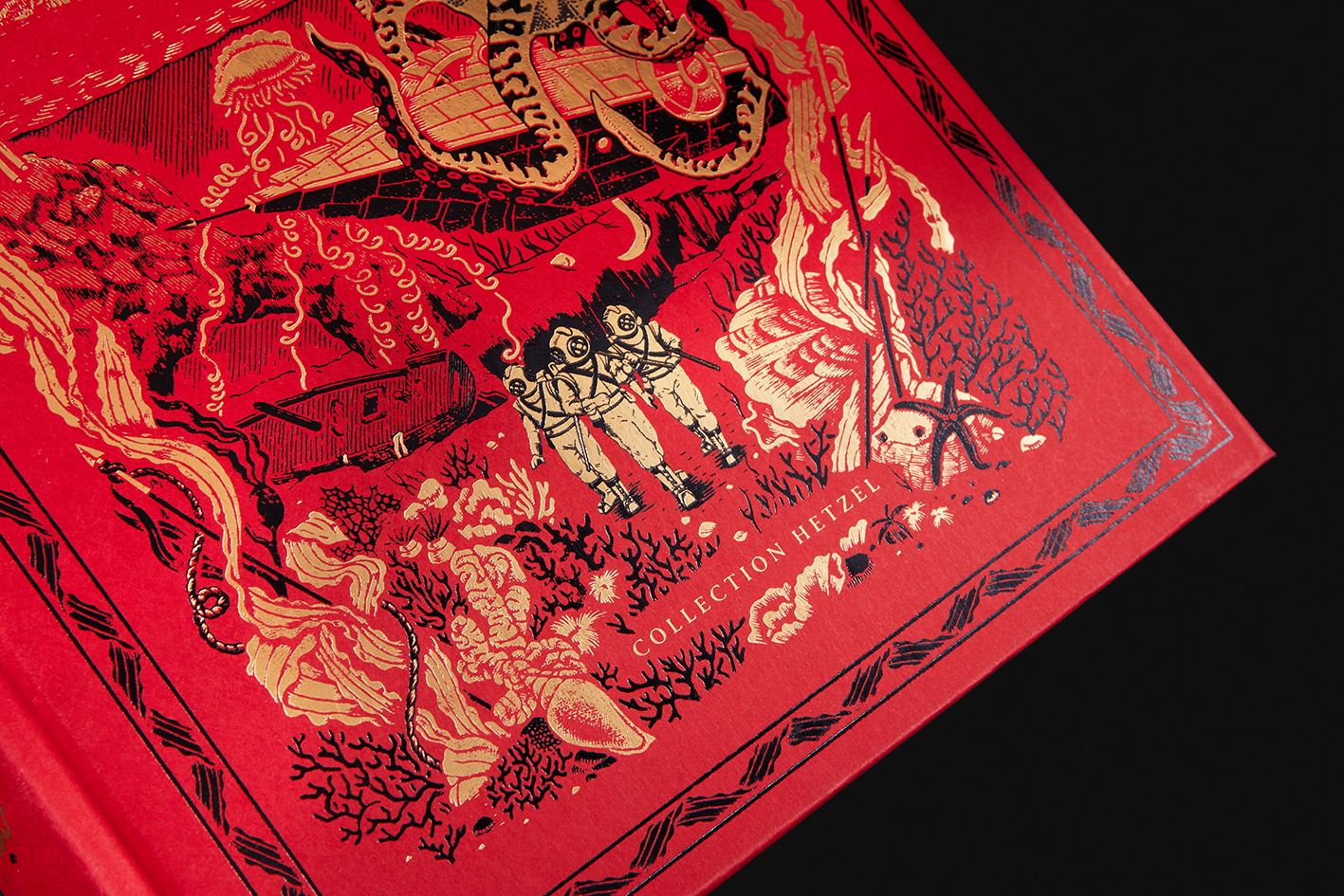 Detail illustration scaphandriers et Nautilus en dorure sur couverture collector Jules Verne