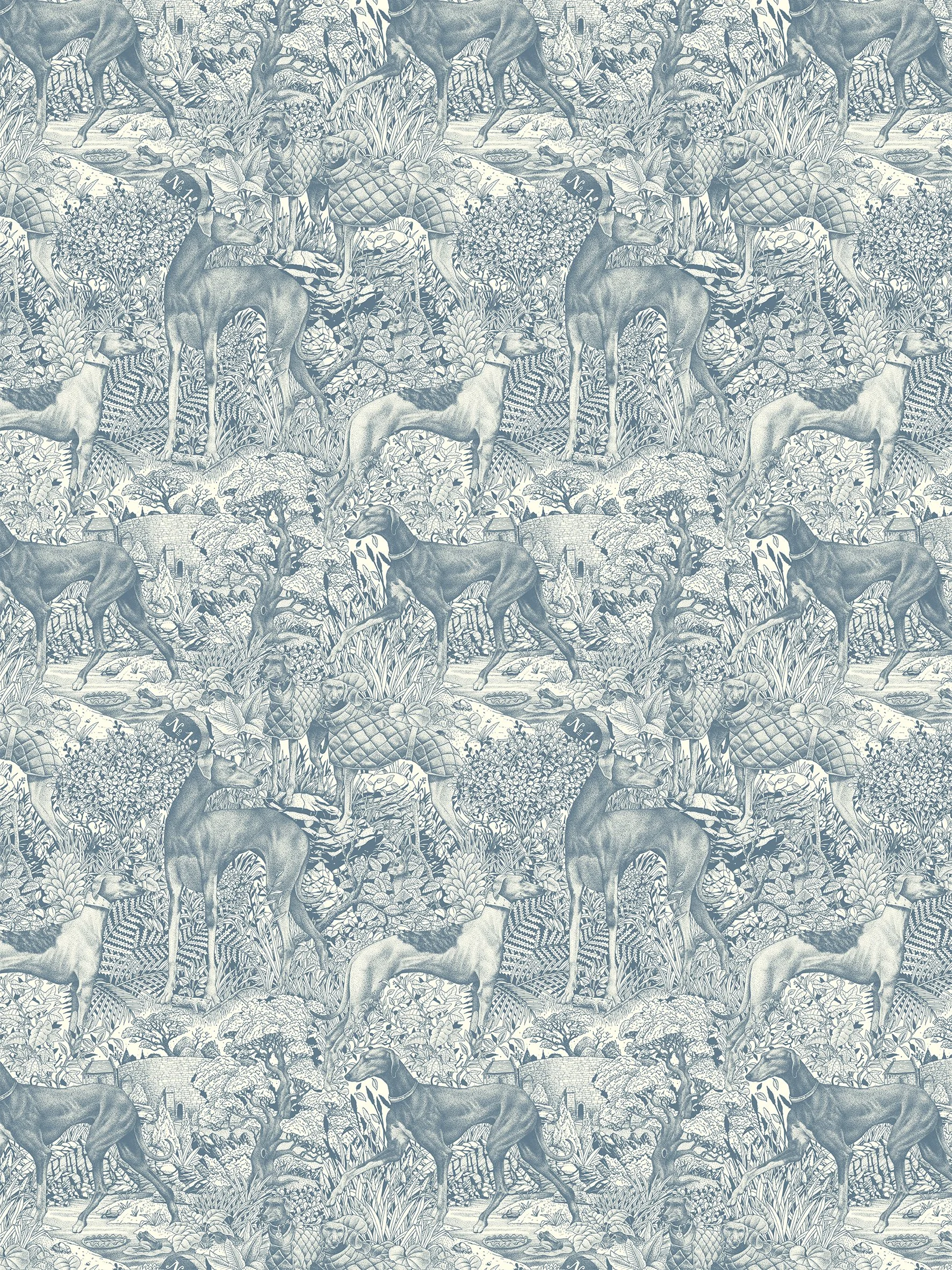 Papier peint ou tissu Toile de Jouy bleu classique avec motif répété de lévriers et décors botaniques.