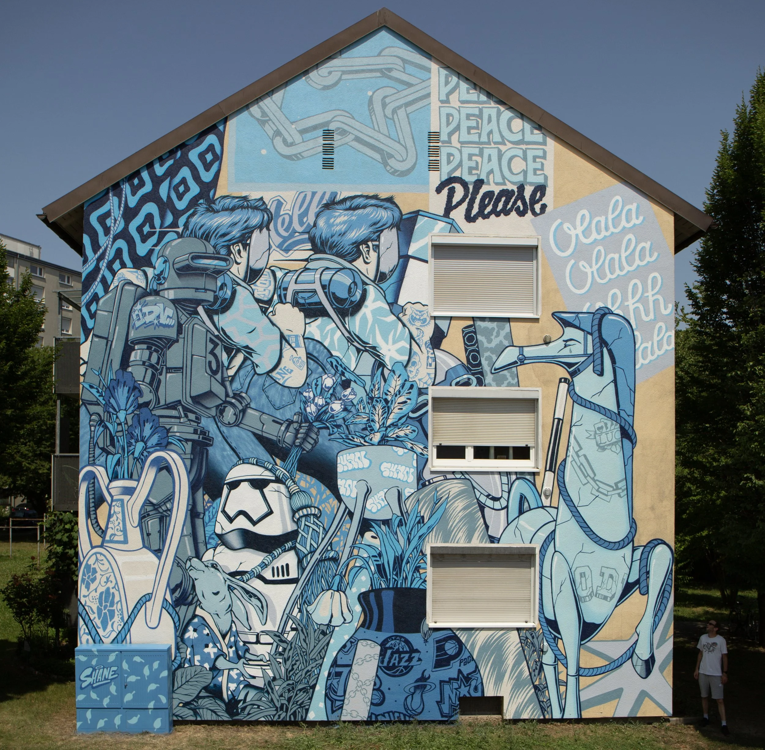 Fresque murale urbaine aux teintes bleues (Murale_graffiti_blue_bleu.jpg), combinant personnages de science-fiction, créatures mécaniques, nature stylisée et le message 'PEACE Please' sur une façade d'immeuble.
