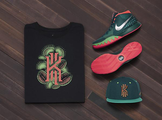 Texte Alternatif (Alt Text) : Vue de dessus (flatlay) sur parquet sombre montrant le t-shirt noir Nike avec l'illustration "Venus Flytrap" créée par Shane Hello (monogramme KI corail sur plantes carnivores vertes), une paire de sneakers Nike Kyrie 1 