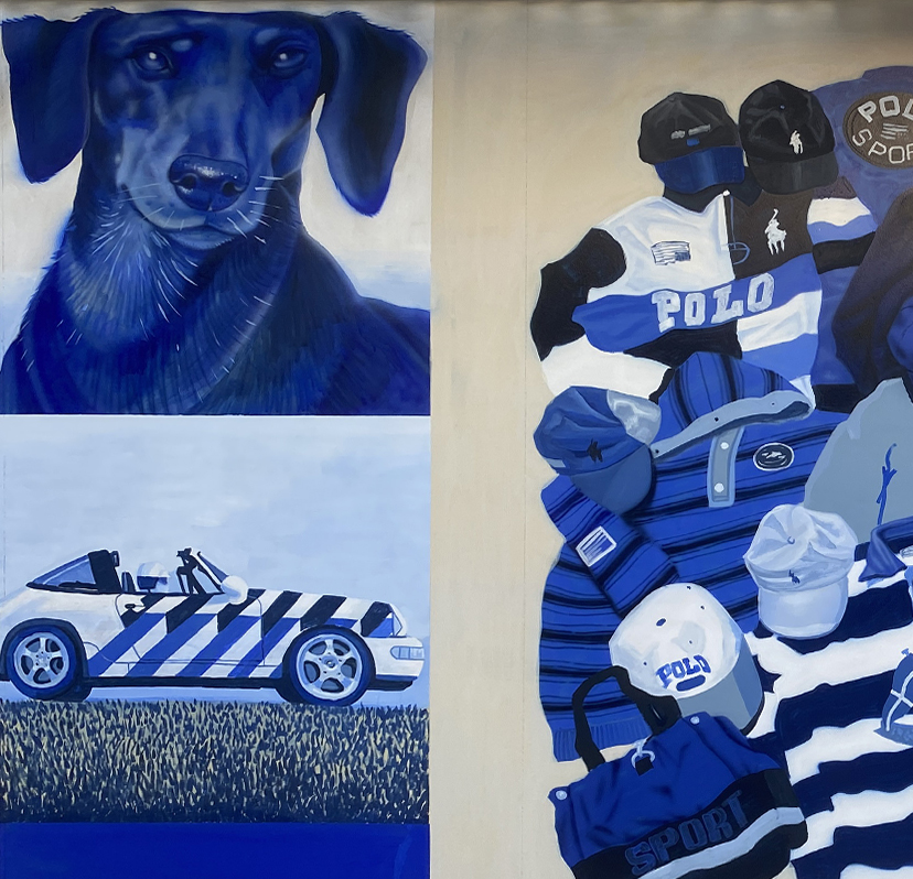 Peinture diptyque en camaïeu de bleus par l'artiste Shane Hello. Le côté gauche superpose le portrait réaliste d'un chien (braque ou lévrier) et une voiture cabriolet de sport rayée bleue et blanche. Le côté droit présente une accumulation d'habits v