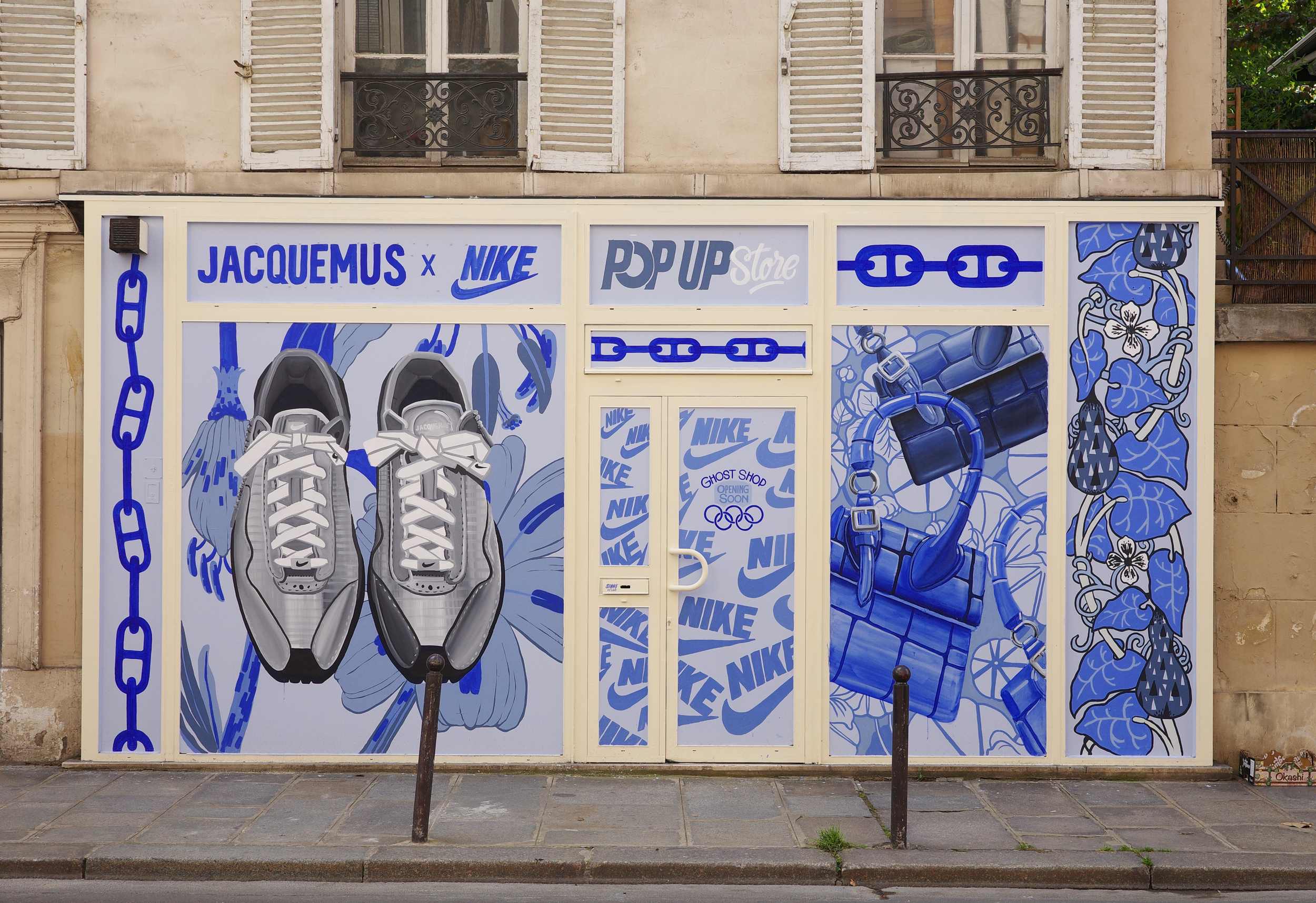 Peinture murale et illustration sur vitrine de pop-up store à Paris par l'artiste Shane hello pour la collaboration Jacquemus x Nike, représentant des sneakers et sacs de luxe en camaïeu de bleu.