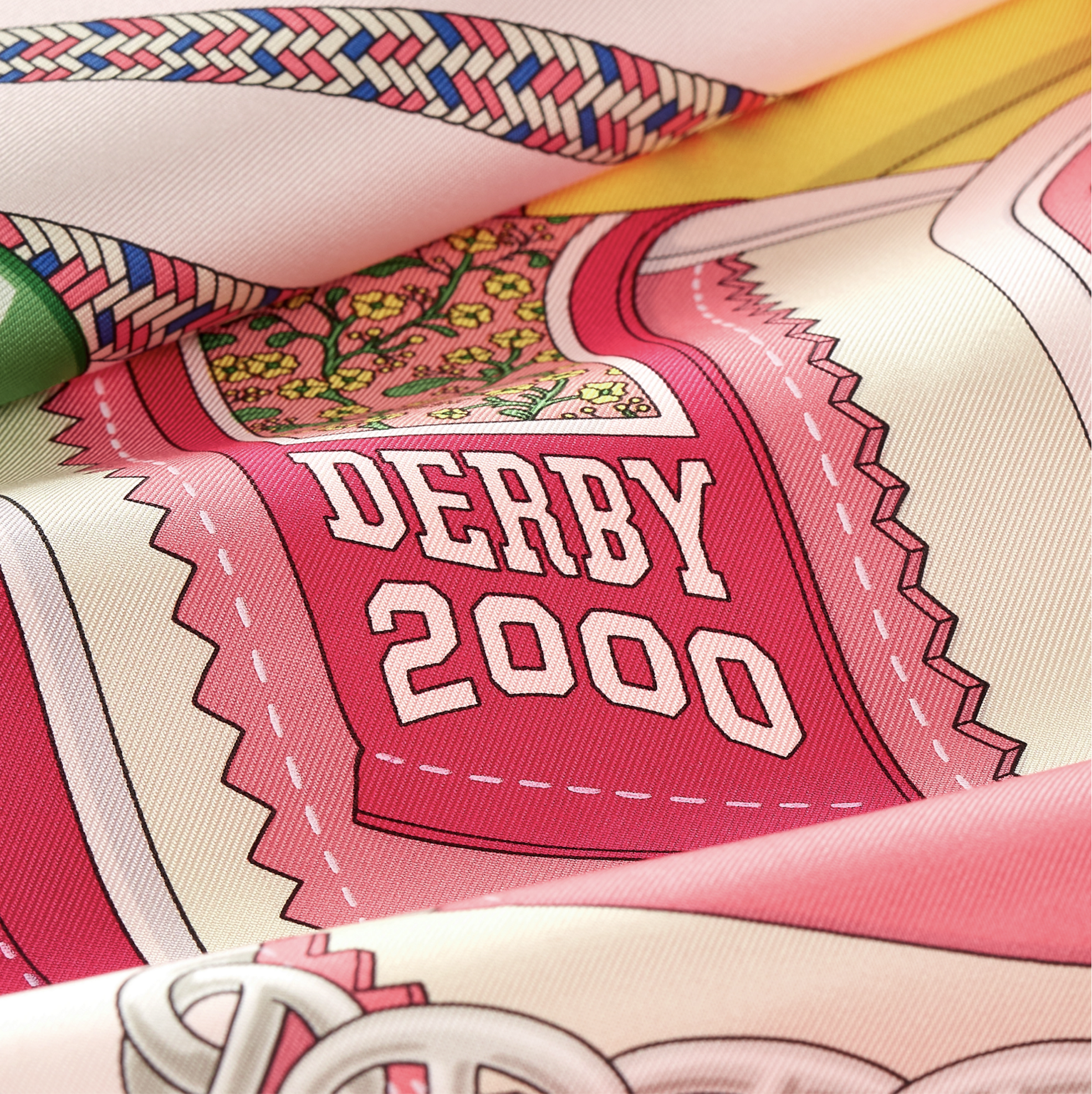 Une vue rapprochée de la section de la languette de l'illustration de la chaussure Derby sur le derby_2000_foulard_hermes_11.png. La photo en gros plan est un plan d'ensemble avec un tissu de soie doux et froissé, encadré au premier plan inférieur pa