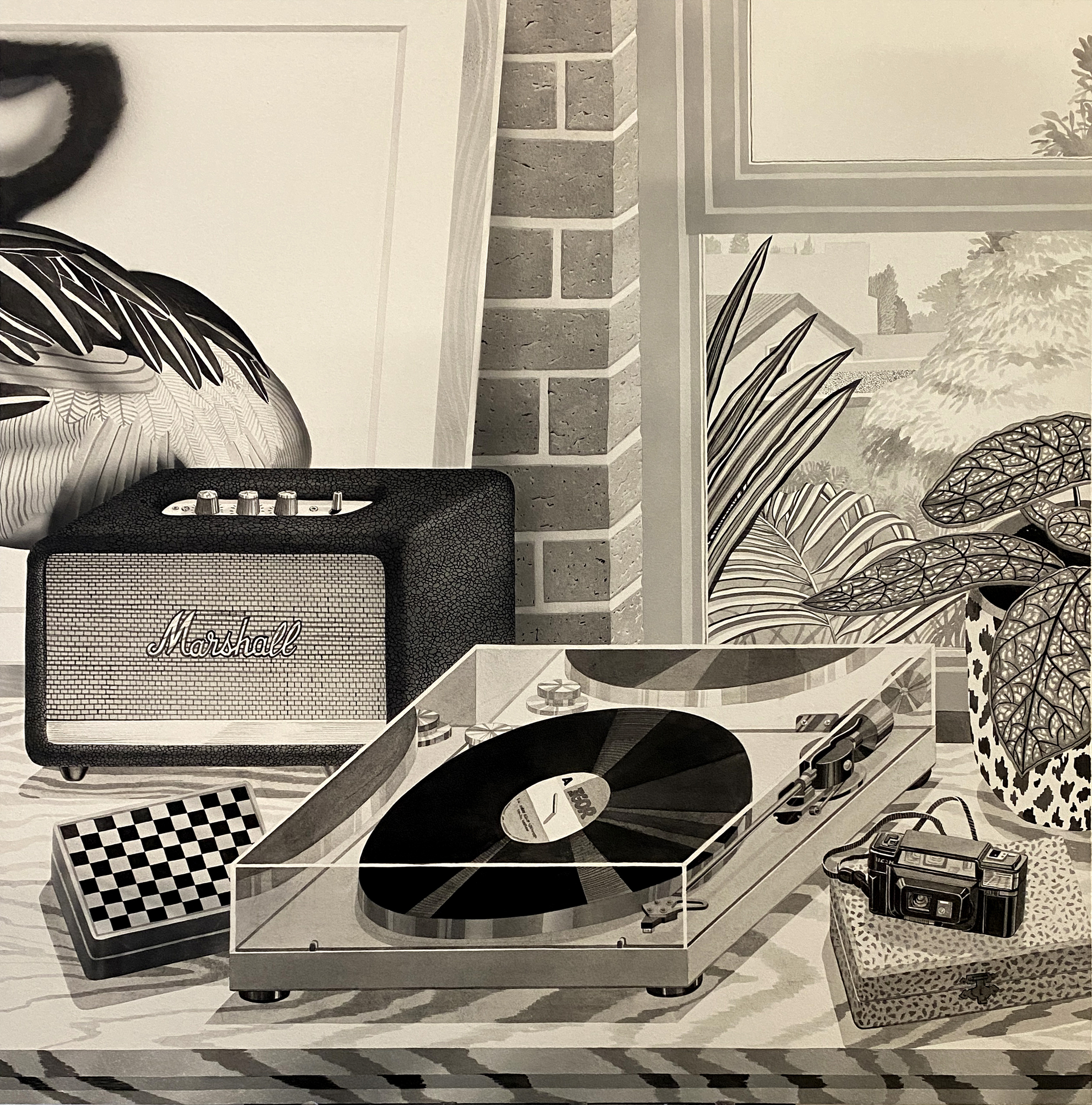 Peinture en noir et blanc d'une nature morte contemporaine par l'artiste Shane hello, représentant une platine vinyle, une enceinte Marshall, un appareil photo vintage et des plantes d'intérieur.