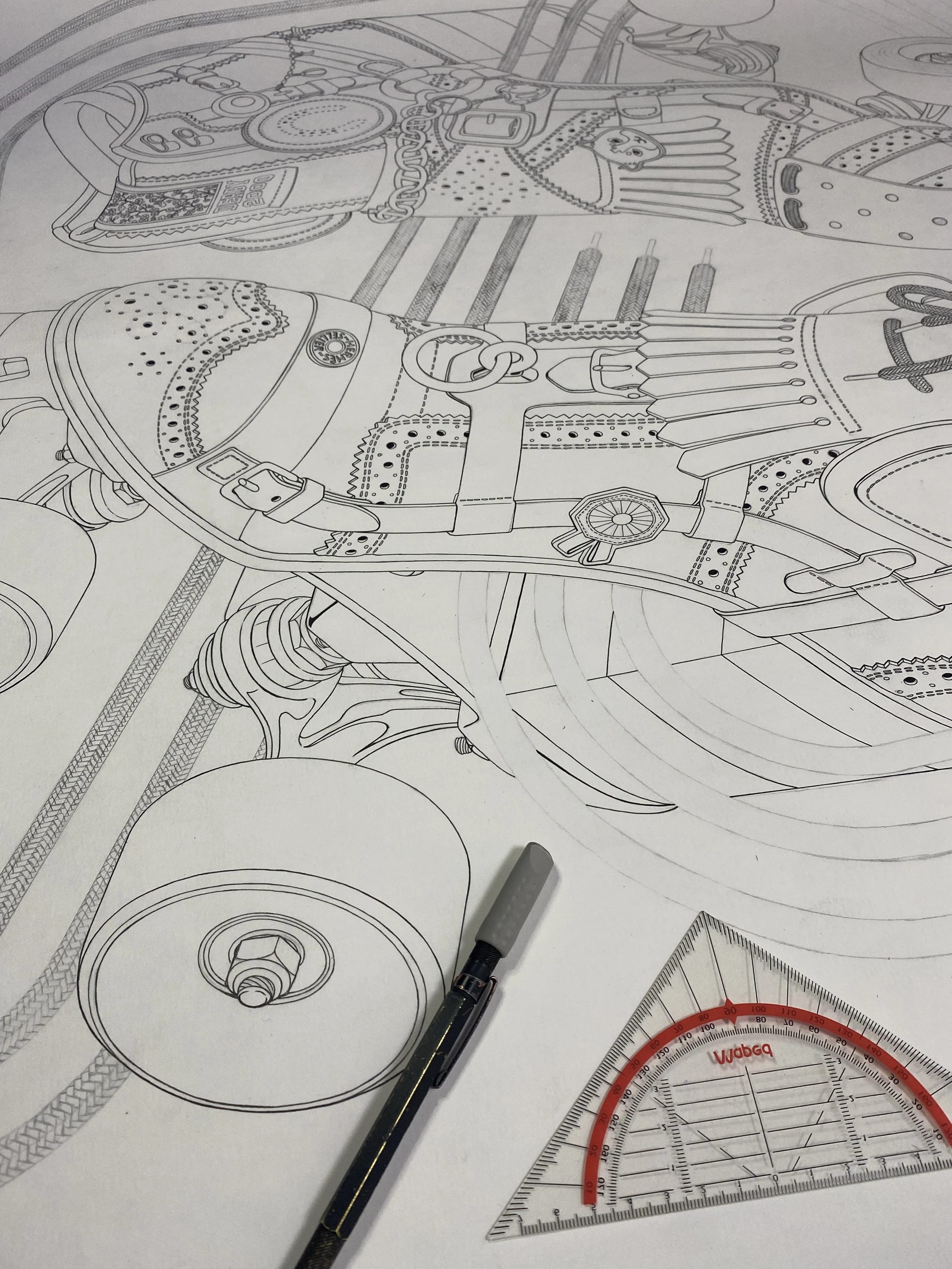 Cette photographie en plongée montre une étape de travail en cours (Work in Progress) sur une table en bois. Au centre, un grand dessin original réalisé à l'encre noire sur du papier d'art blanc dévoile les contours minutieux d'un patin à roulettes r