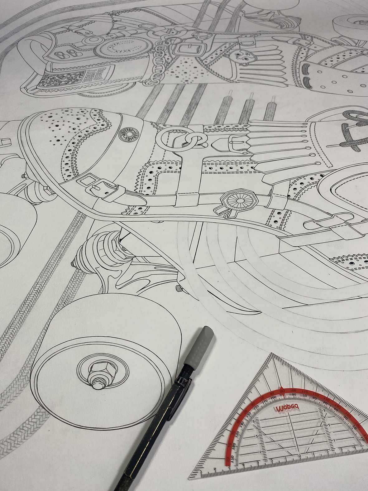 Gros plan en contre-plongée sur le dessin original au trait du carré Hermès "Derby 2000" par Shane hello, montrant un tracé minutieux à l'encre noire sur papier avec un porte-mine et une équerre