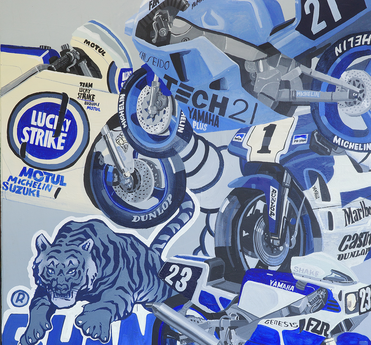 Peinture acrylique pop art de Shane Hello aux nuances de bleu, blanc et gris, représentant un collage dynamique de motos de course vintage (Yamaha FZR, Tech 21, Suzuki). L'illustration intègre des logos de sponsors rétro (Lucky Strike, Motul, Micheli