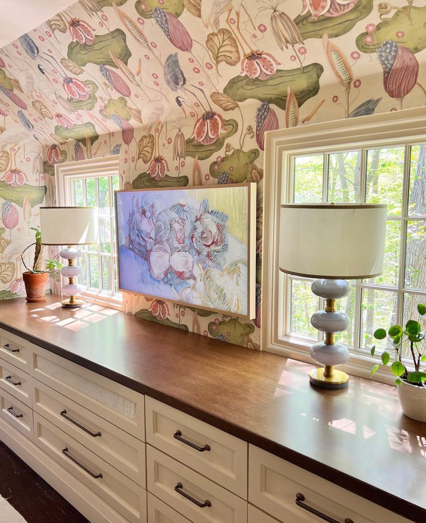 Swooning over this bedroom sneak peek from @deepdalehousellc &mdash; featuring Fancy Flock grasscloth on the walls. 

L 🦢V E !