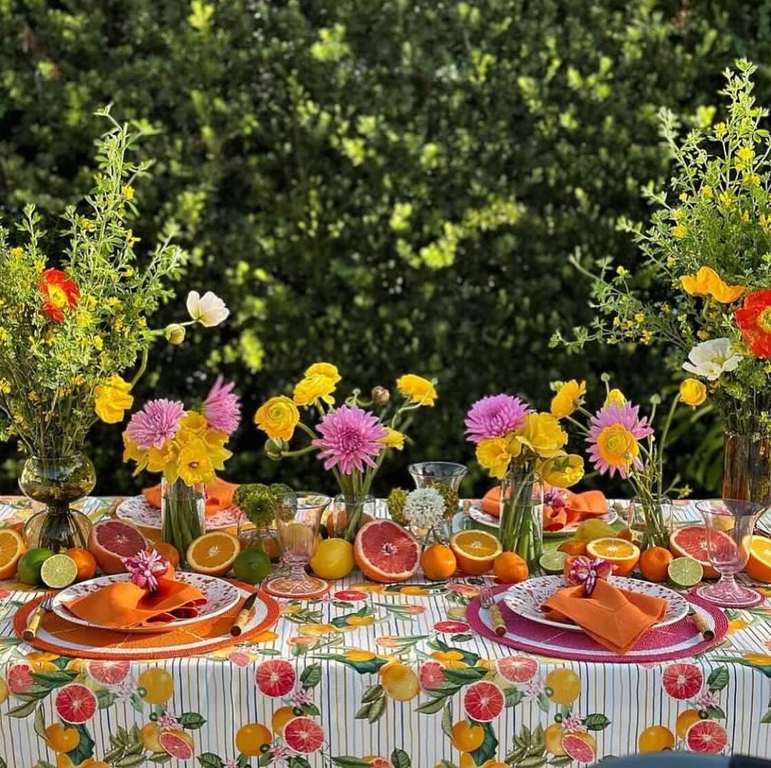 Wishing you a weekend as happy and colorful as this table by @latavolacolorata featuring our favorite tablecloth for spring ❣️😉