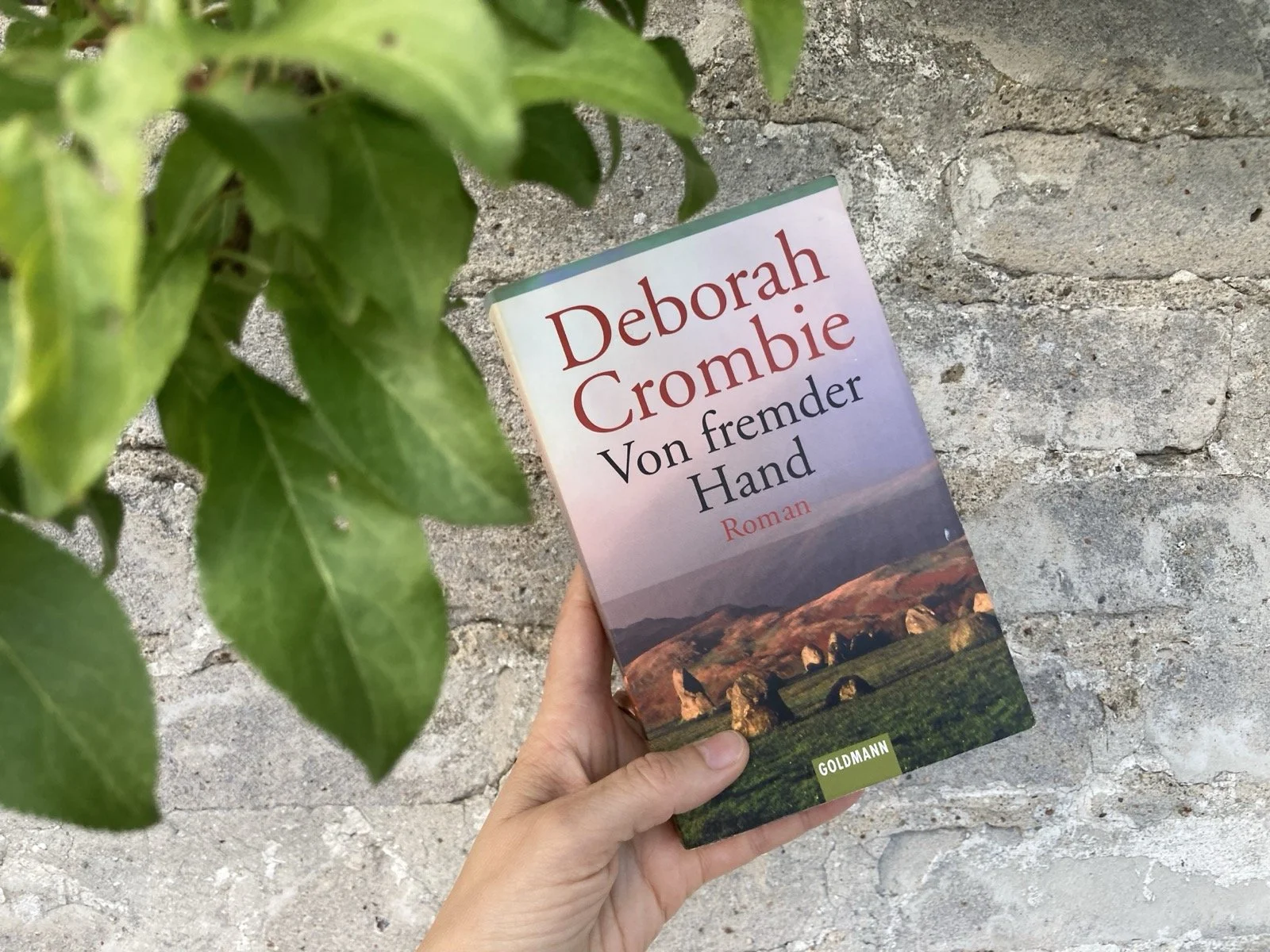 „Von fremder Hand“ von Deborah Crombie: Mystik, Mord und geheimnisvolle Botschaften