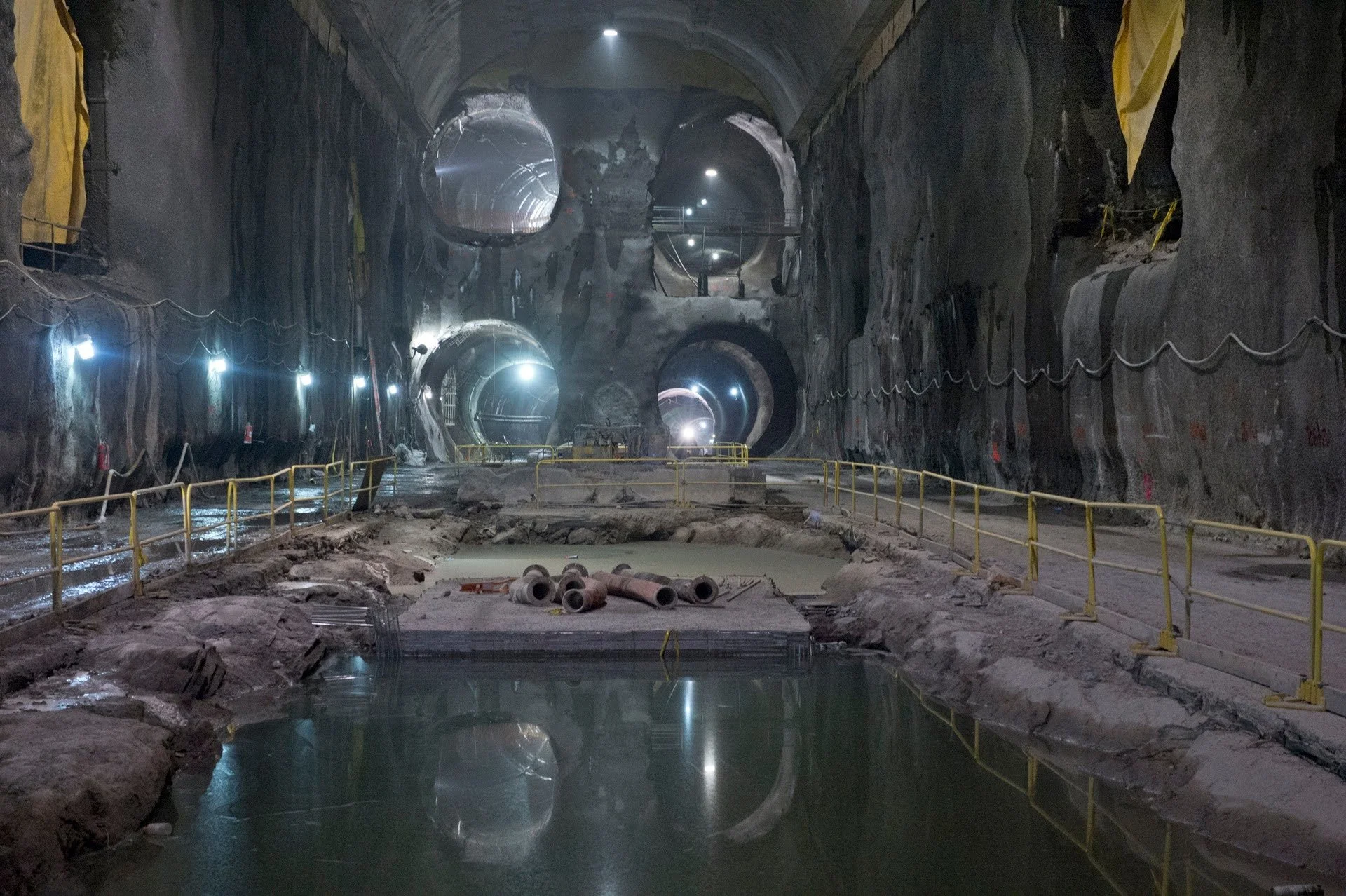 One of the two massive caverns blasted out of bedrock 140 ft below Grand Central Terminal.
