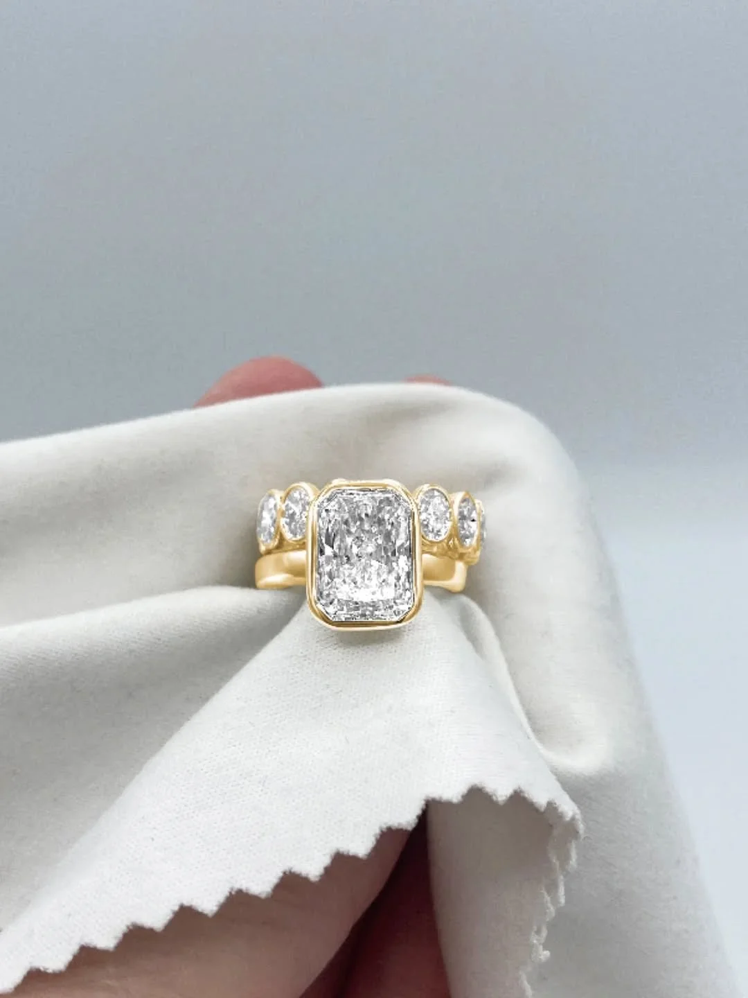 5-carat radiant cut redesign ✨ a perfect way to start the year! 

#jewelryredesign #radiantcutdiamond #nycjeweler #heirloomjewelry #diamondset