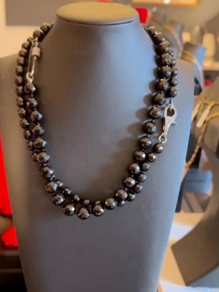 Faceted Black onyx beads with diamond pav&eacute; clasp. Modern hardware meets timeless gemstones.

Bold texture, everyday sophistication. Midnight Collection, available now.

Link in bio to shop.

#onyxbeads #MidnightCollection #beadednecklace #chun