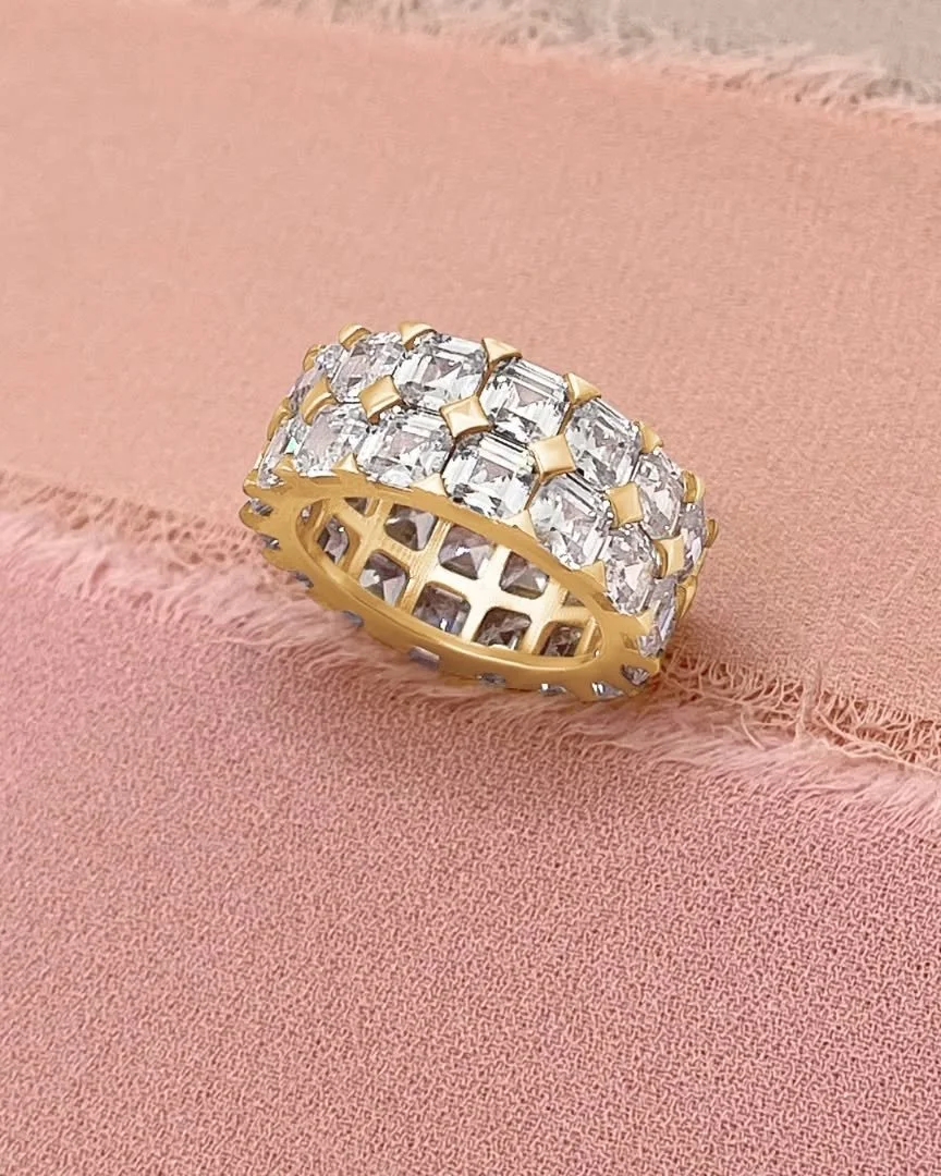 This eternity fashion ring has Ascher cut diamonds all around - stunning and breathtaking - pics say it all! 

#asschercut #eternityring #diamondring💍 #nycjeweler #statementring