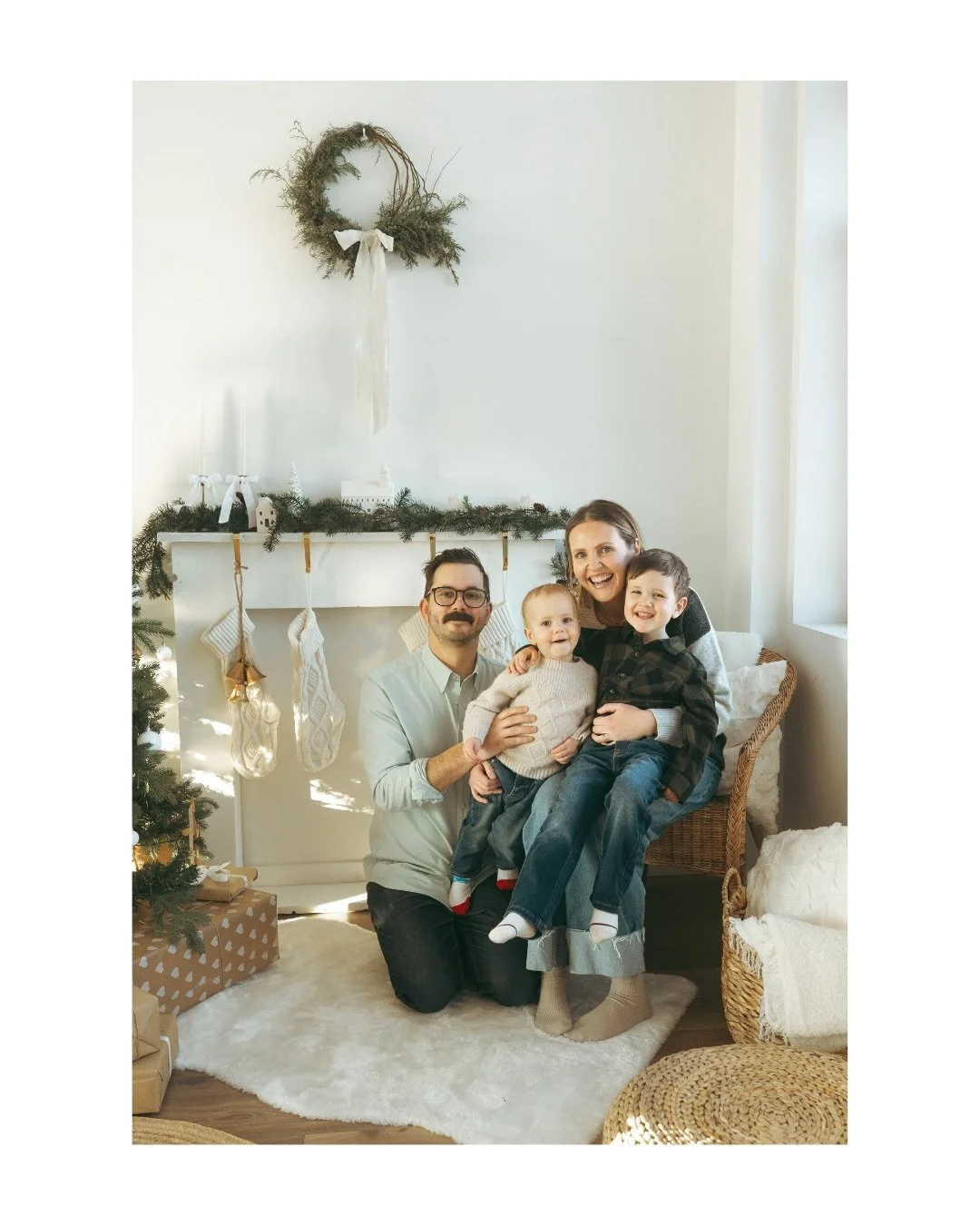 Another partial gallery from my Holiday Minis this year! Been photographing this fam since she her pregnancy with her second. 😭🙏🏼

Location: @theterracestudioq 
Florals: @petalforyourthoughts 

#edmontonphotographer #holidayminis #edmontonfamilyph