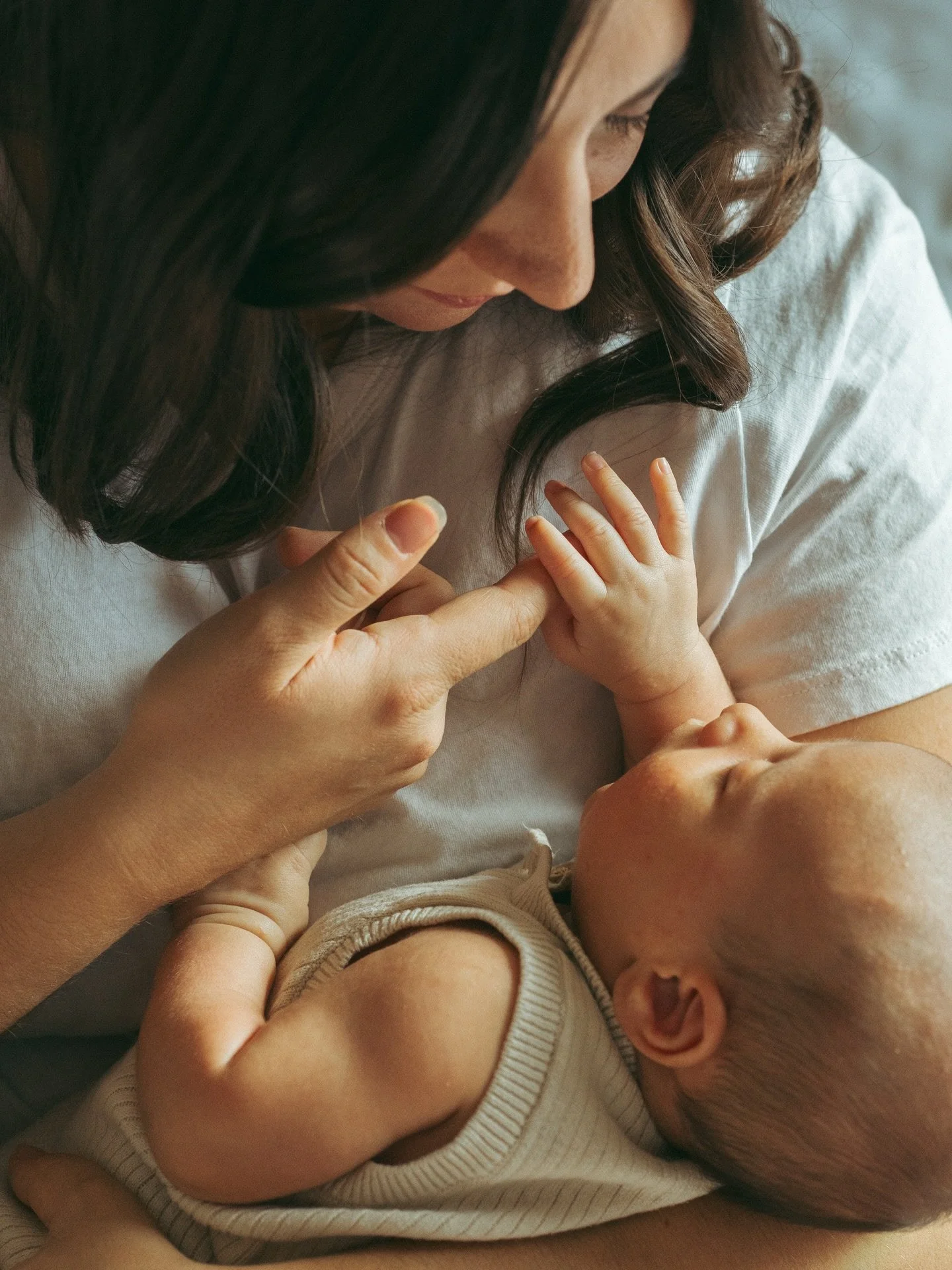 Started my Monday with a 6 month milestone photoshoot of these two sweethearts and now I&rsquo;m looking back on images from their newborn (1 month) photoshoot at home. 

I feel soo lucky to photograph so many families and watch your babies grow, to 