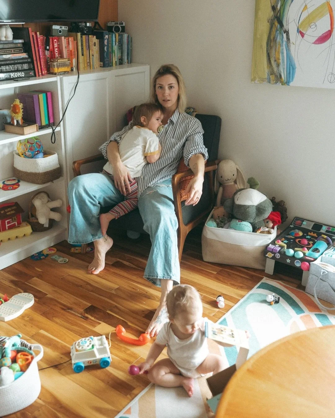 Alex and her girls, almost a year ago now 😭 Love the way we naturally captured the energy of her being the calm in a storm. 

I have so many images to share from last year still. The