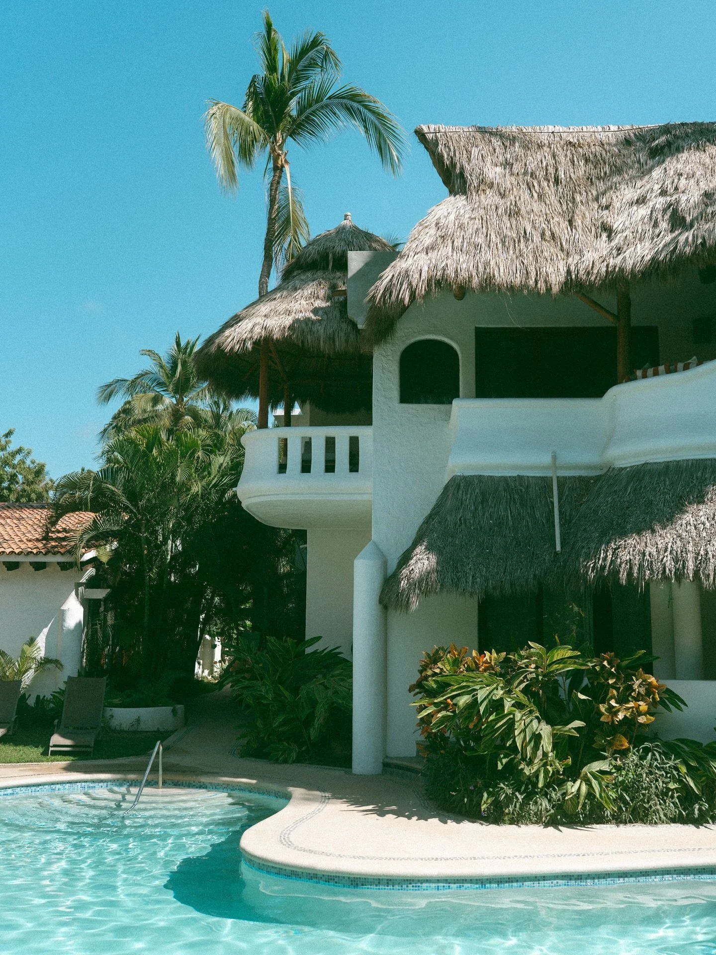 who else is imagining what life would be like living somewhere a bit warmer without 6 months of winter today? 

I&rsquo;m headed out to a Mat Leave Memory shoot this snowy winter day! 

And honestly, the humans I&rsquo;m photographing make living in 