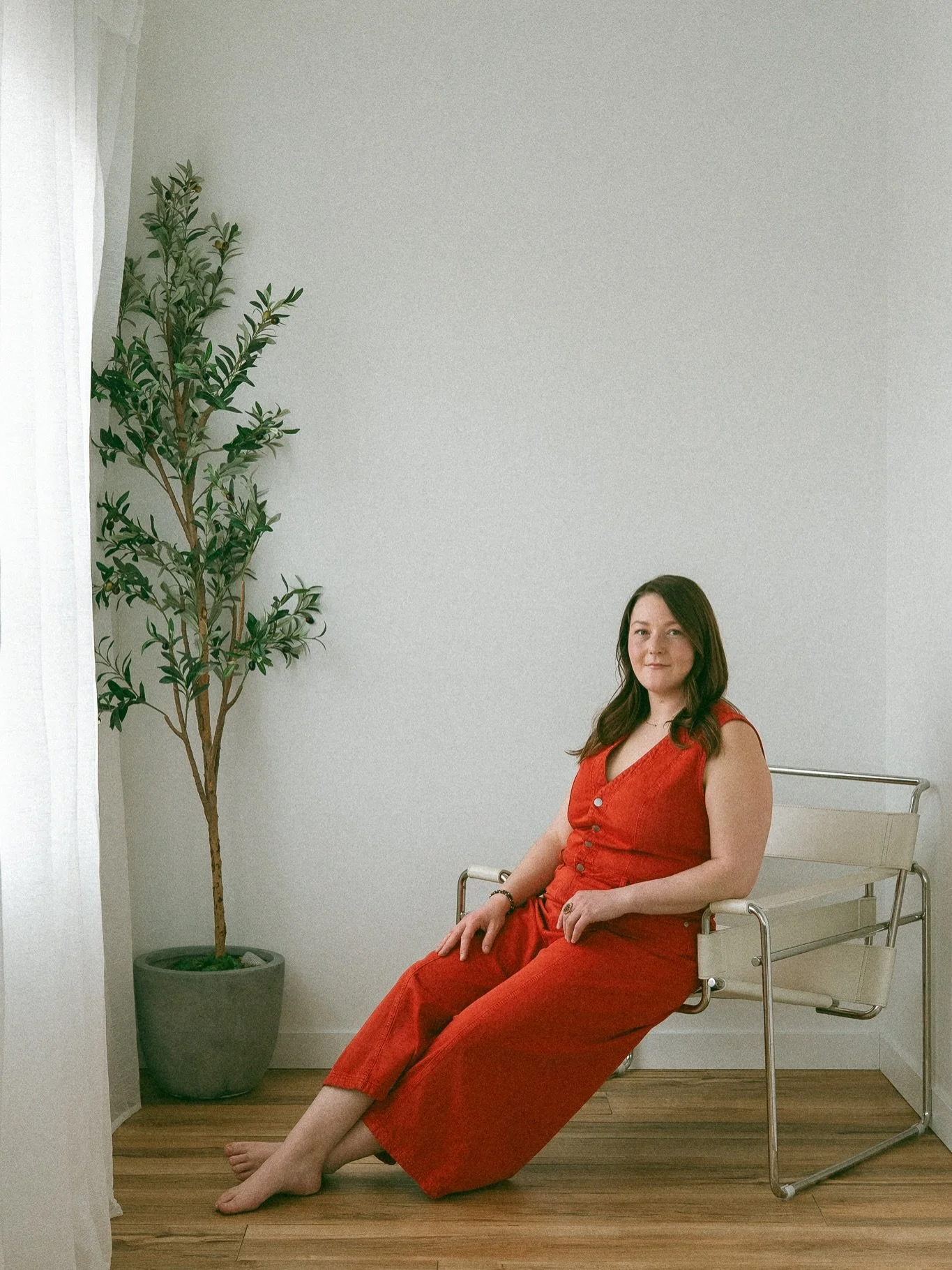 Some recent branding work done for @ejmassageandwellness. Before we got into some photos of her with her model and massage table, we shot some portraits in this fun red jumper! Red oozes confidence to me, and I just love her in this color.

Don&rsquo