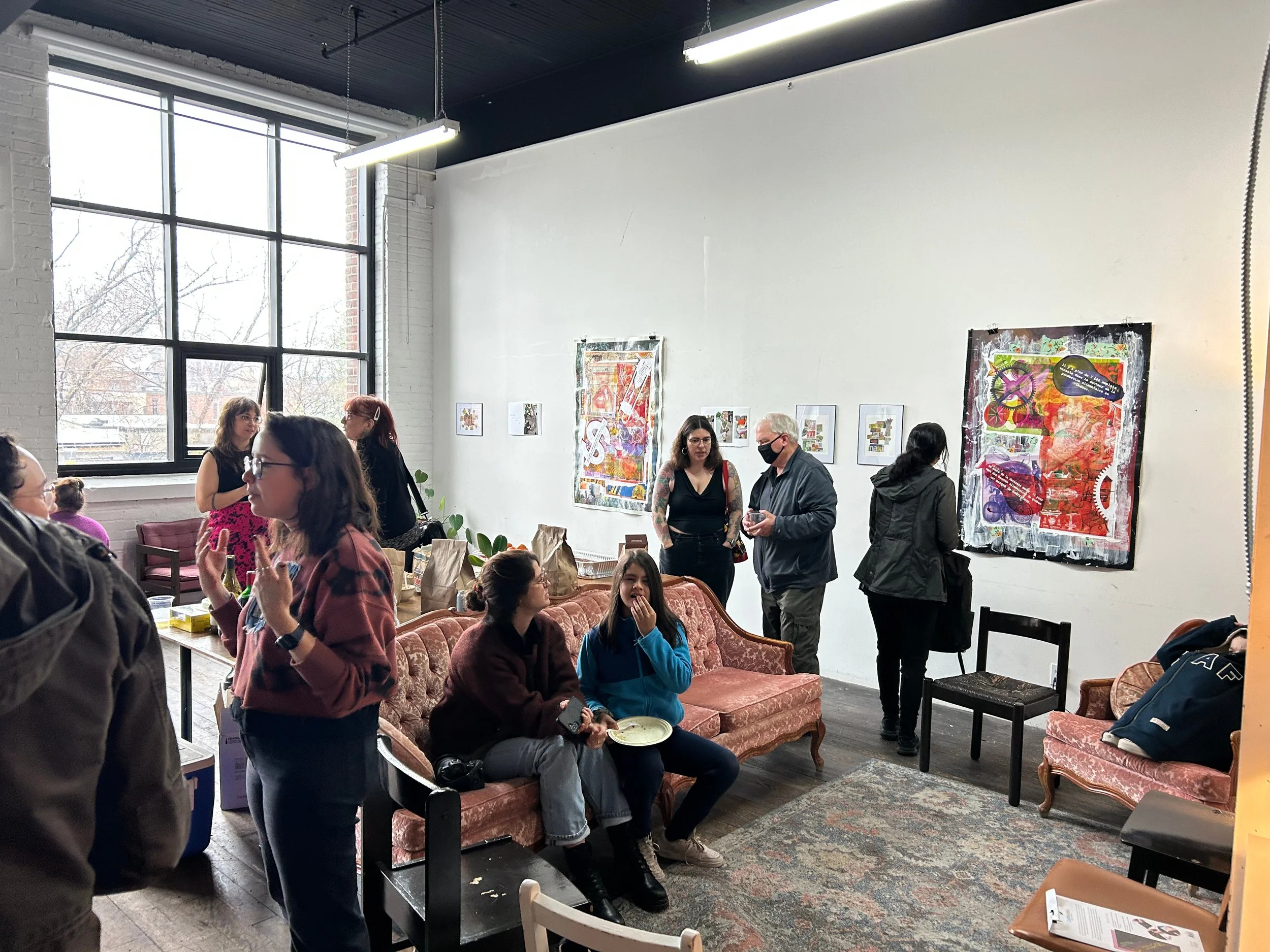 Visiteur·euse·s discutant et regardant des œuvres de collage lors du vernissage de l’exposition Manger, travailler / Food & Labour dans une galerie à Montréal.