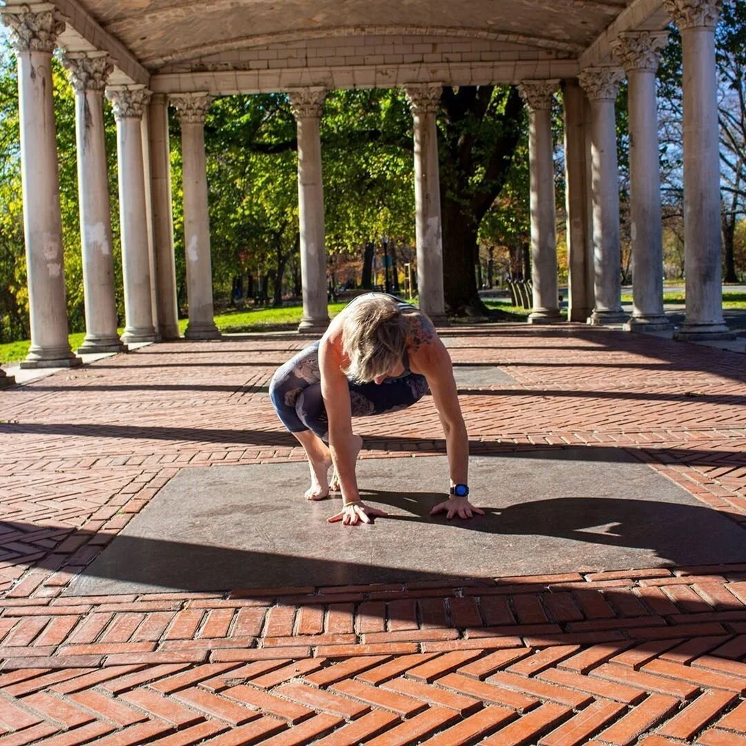 Welcome to December! This month, all my classes will be focused on balance: physically, emotionally, energetically. The balance we need to set adequate boundaries, to know and listen to ourselves, to learn. And, yes, the balance that will get us into