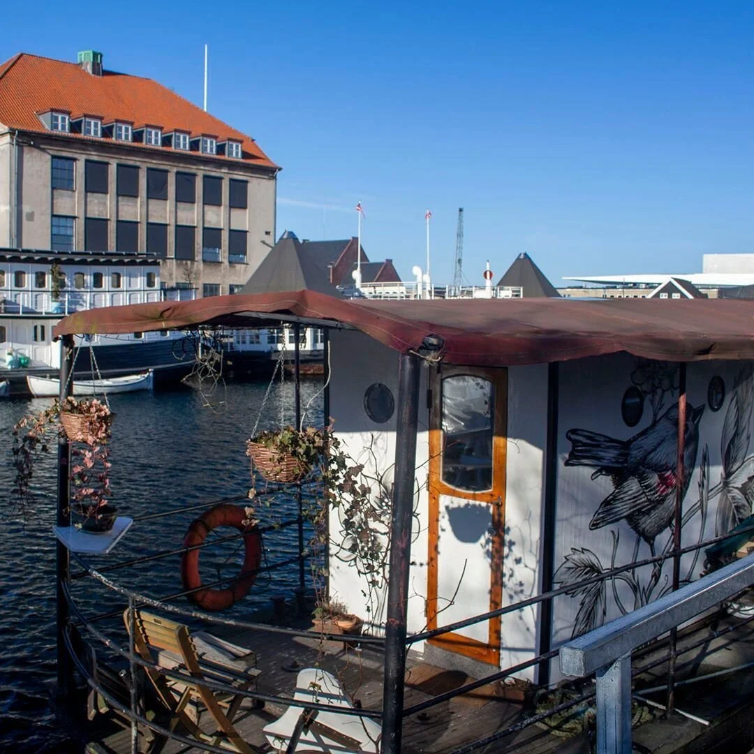 One thing they never tell you about immigration is that you end up having more than one home. Here's one of mine: Copenhagen. Where people live on boats all year round. What's not to love?

#visitdenmark #copenhagen #yoga #yogatheworld #k&oslash;benh