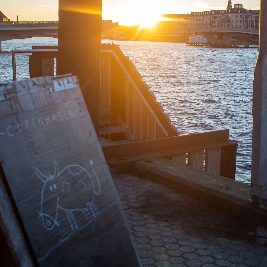 It's definitely getting colder, but that doesn't mean there isn't time to watch the sun set over the sea. Water is my element. 

#yoga #water #mindfulness #copenhagen #k&oslash;benhavn #visitdenmark #yogatheworld #yogaeveryday #yogaeverywhere #medita