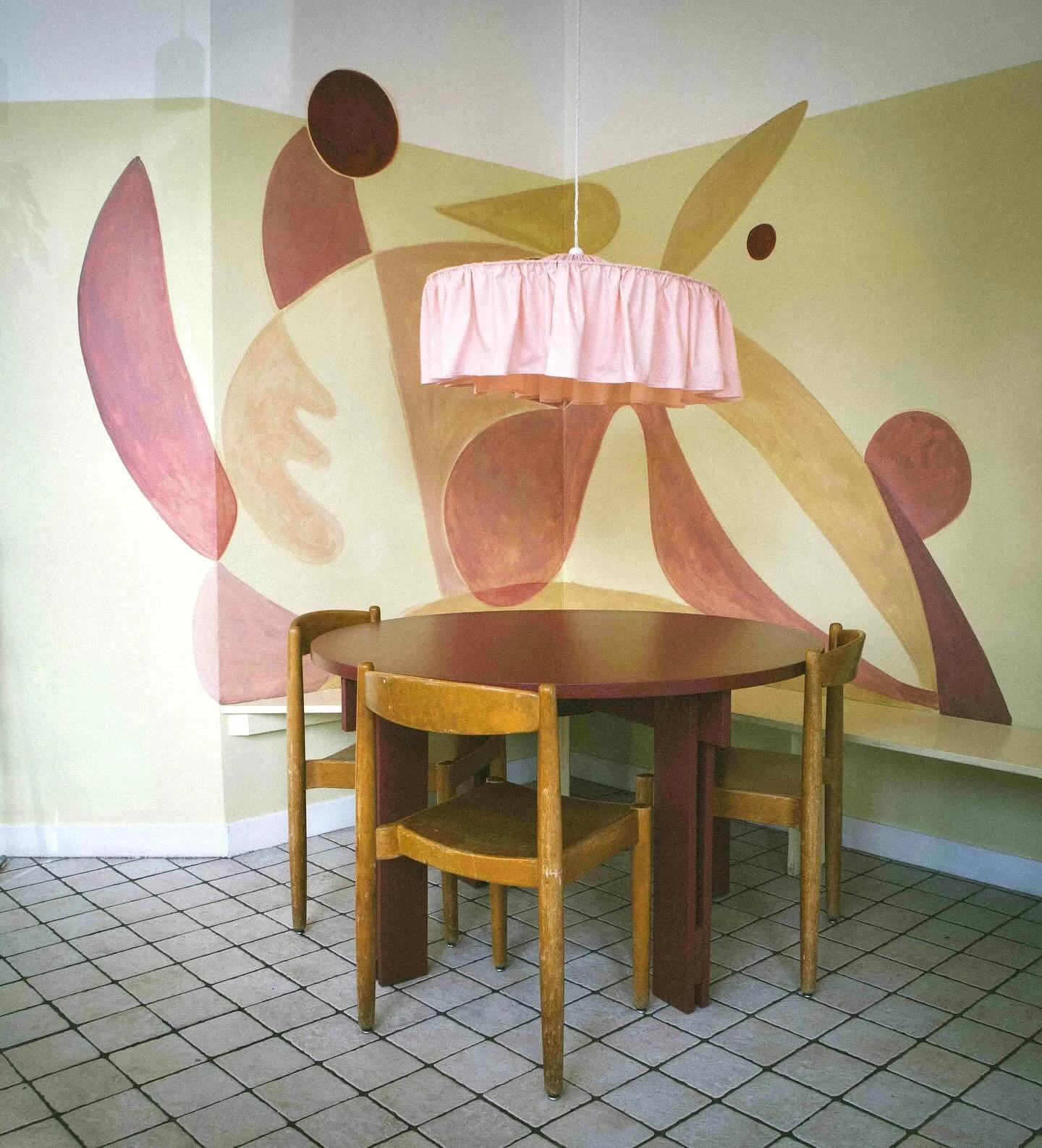 Helped @avavinbar refine their space - developing their spatial identity and reorganizing the layout.
All with small means.

Instead of going for a long table again, we decided to try something new. A new table design became the starting point for a 