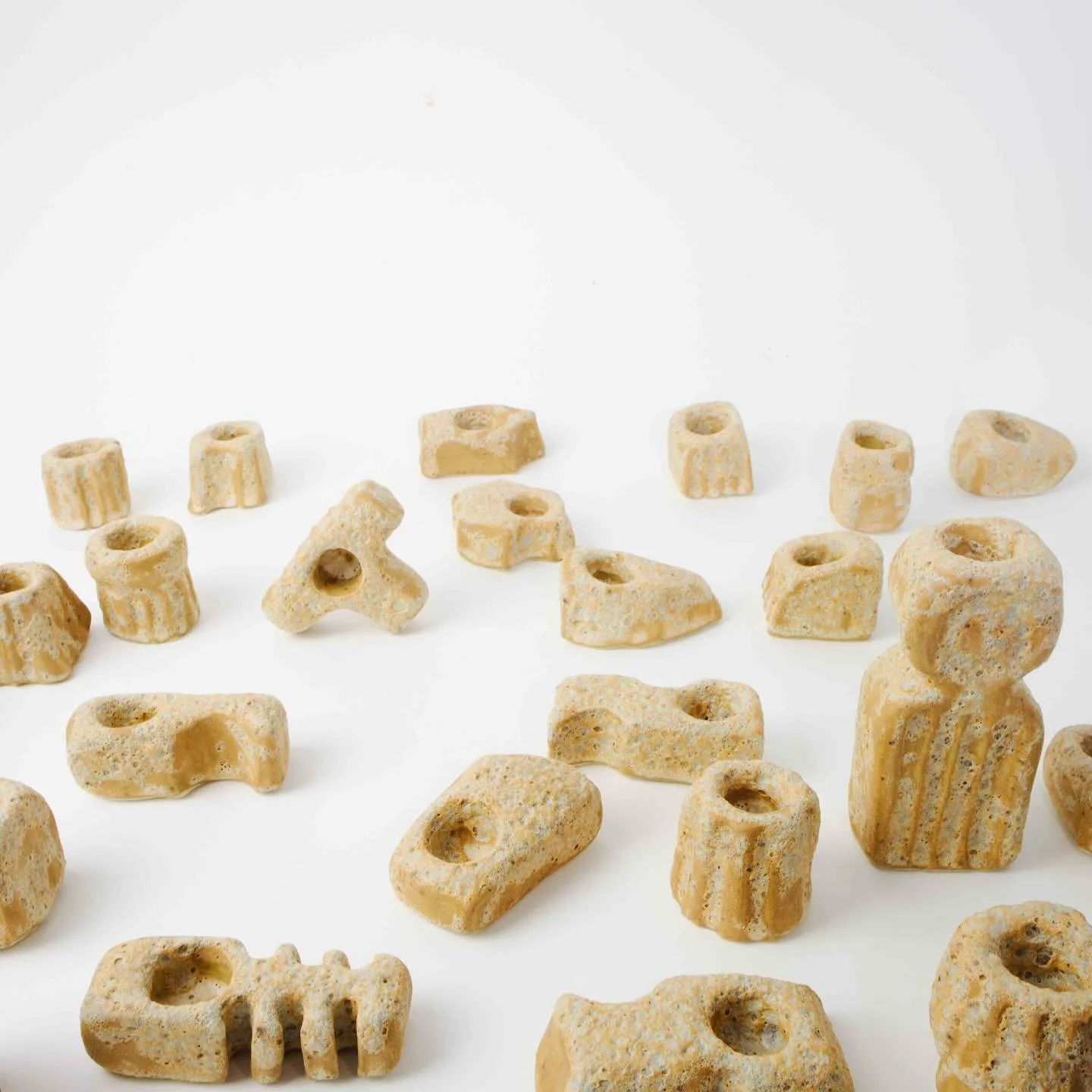 Alla dessa sm&aring; ljusstakar &auml;r en del av mitt lilla projekt 1:100.
De tar alla utg&aring;ngspunkt i lika mycket lera d&auml;r jag med hj&auml;lp av tv&aring; olika beskickningsverktyg och h&auml;nderna har skapat 100 sm&aring; ljusstakar som