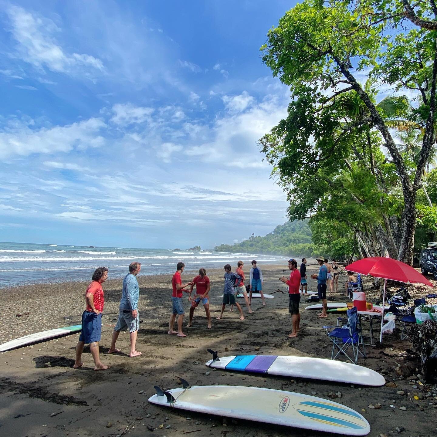 Good times guarantee 💯, GO SURF! 

Thanks @cholulaindahole @kenclair for allowing us to share the stoke with the boys 🤙

&mdash;
#dominicalwaverider #surfschool